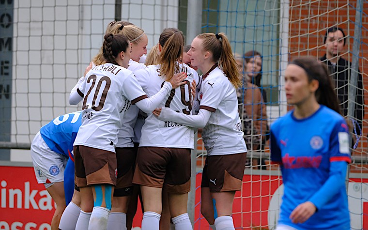 Erster Sieg auf der Waldwiese - 1. Frauen besiegen Holstein Kiel mit 2:0