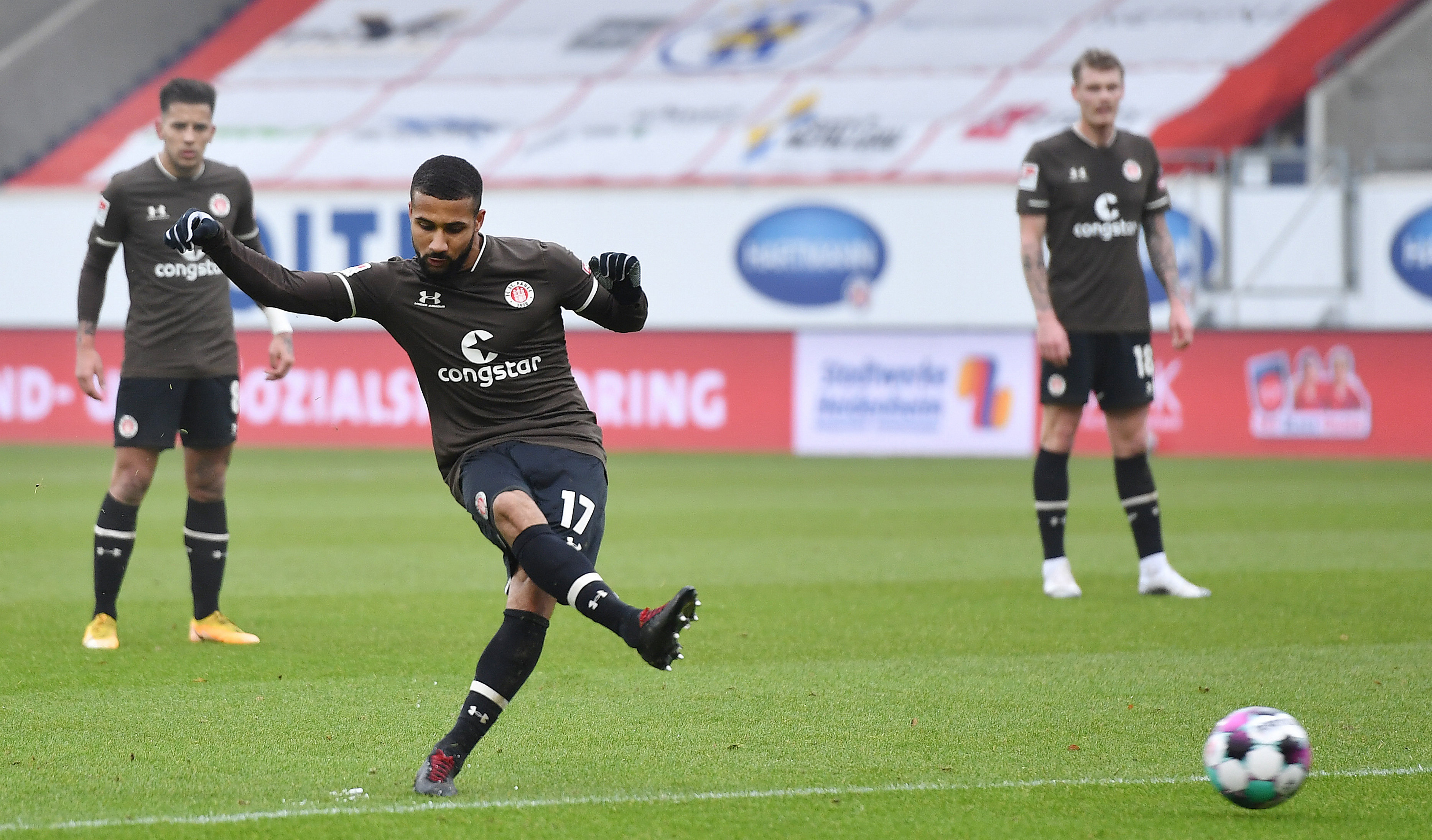 Daniel-Kofi Kyereh sneaks a free-kick under the Heidenheim wall to restore his side's advantage.