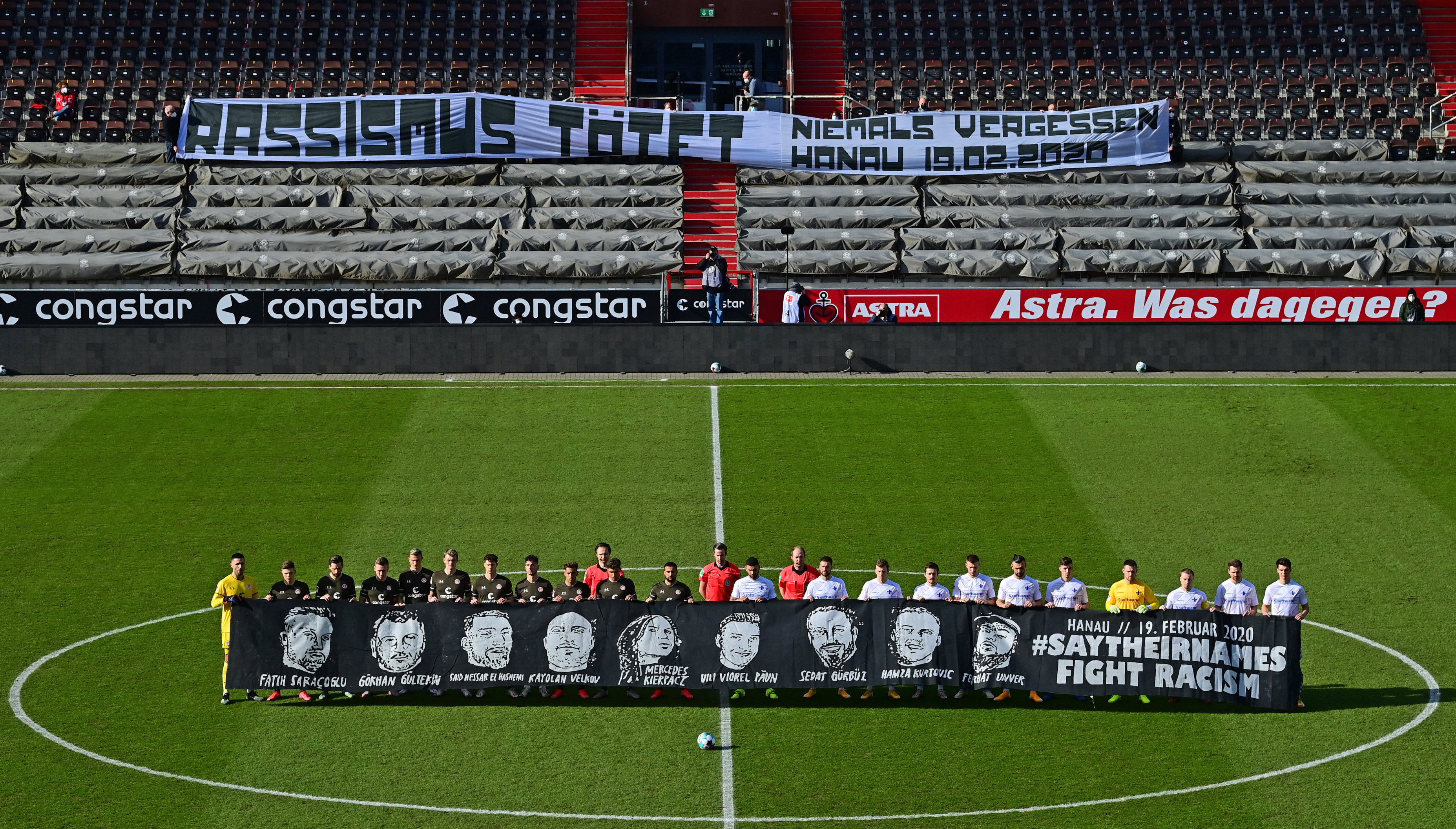 More important than any game of football: joint commemoration before the kick-off.