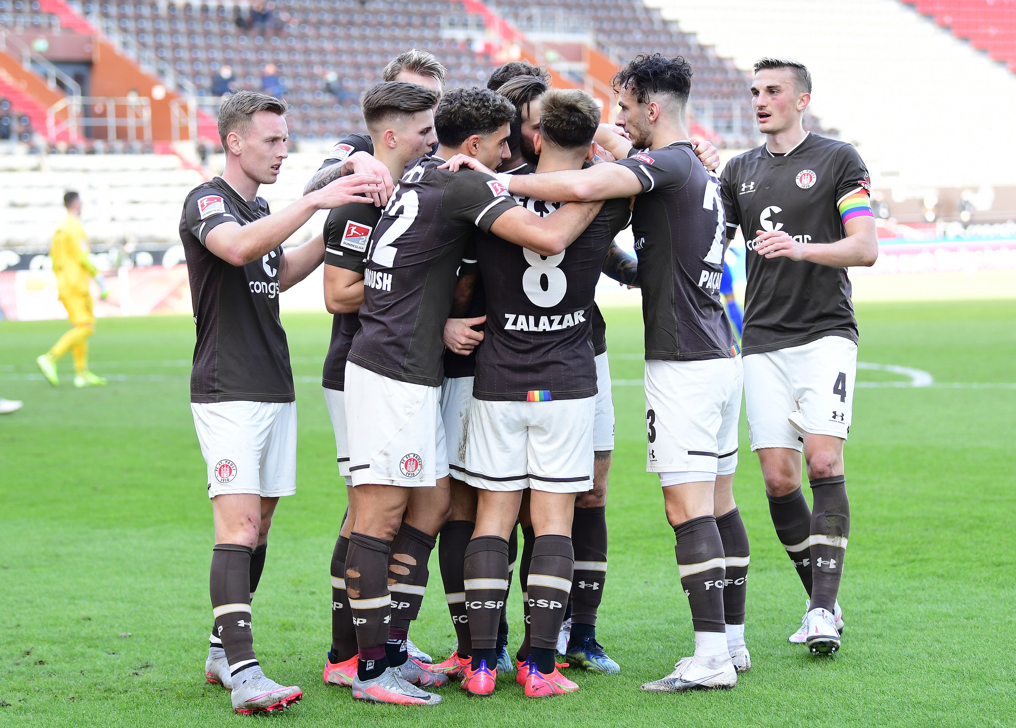 Gemeinsamer Jubel unserer Kiezkicker um Kapitän Philipp Ziereis (ganz re.) nach dem 1:0-Führungstreffer von Guido Burgstaller im Spiel gegen Darmstadt.