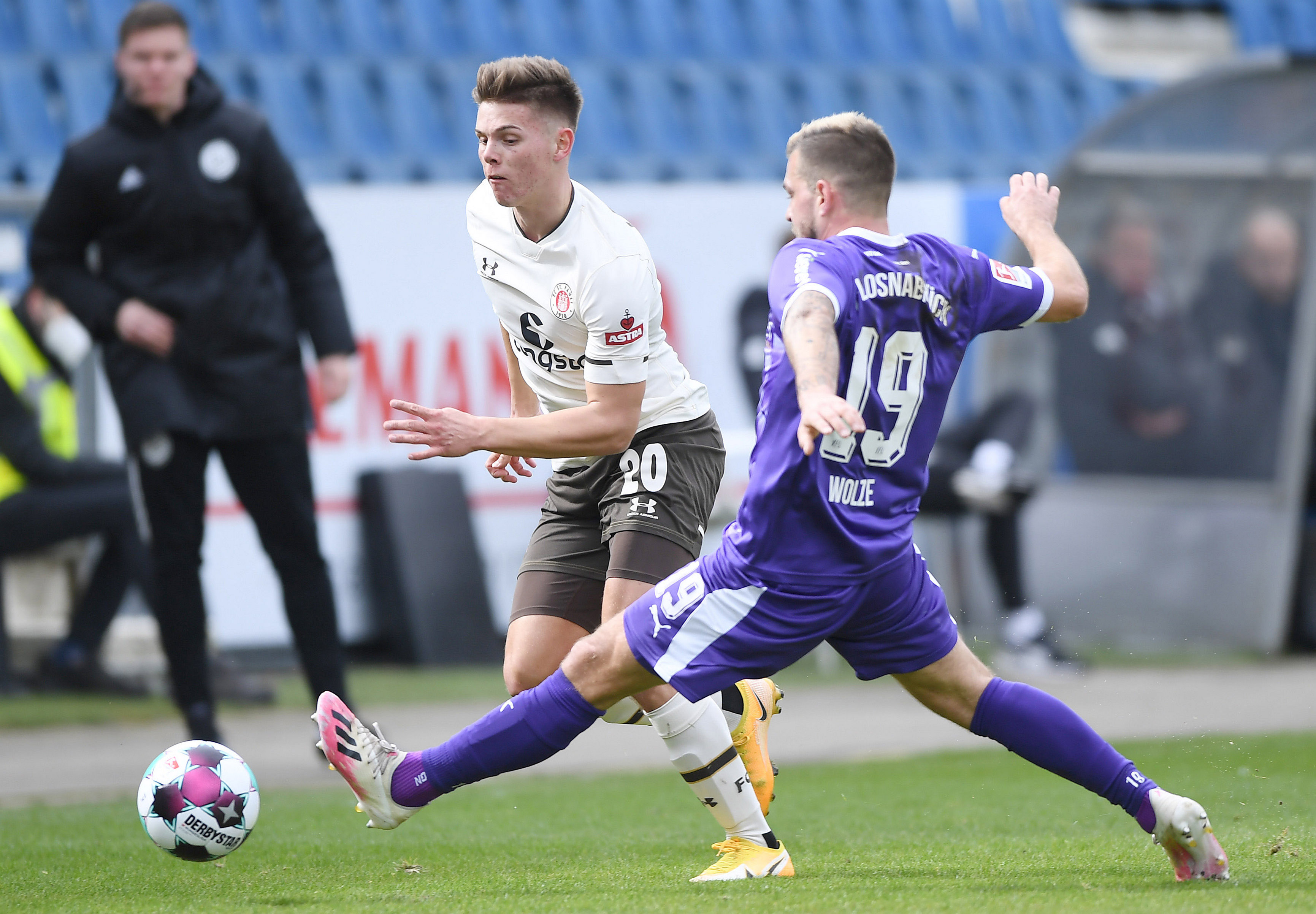 The Boys in Brown dictated the play in the first half. Here, Finn Ole Becker is challenged by Kevin Wolze.