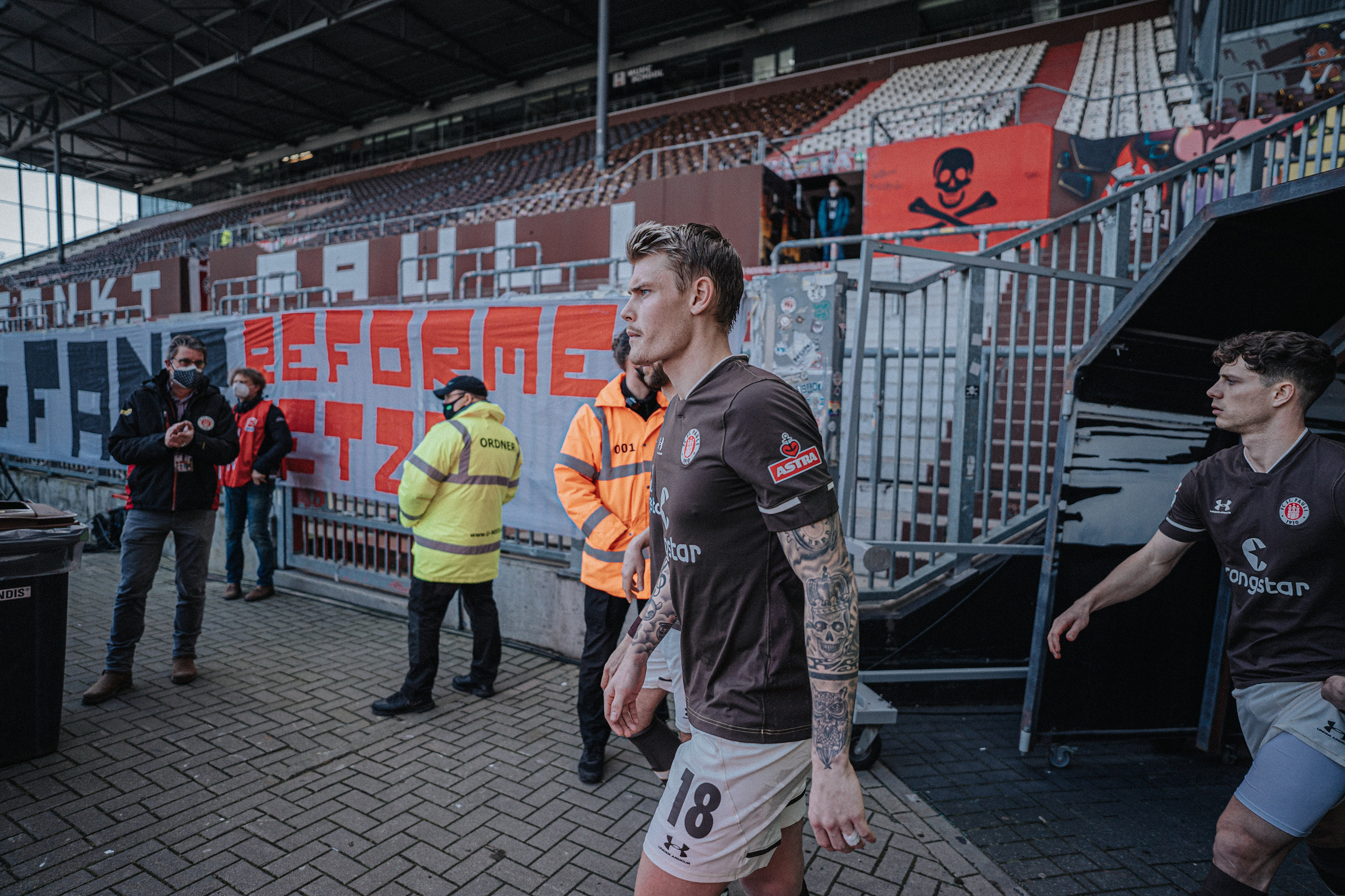 Eric Smith bleibt langfristig beim FC St. Pauli und wird noch oft durch den Spielertunnel auf den Millerntor-Rasen laufen.