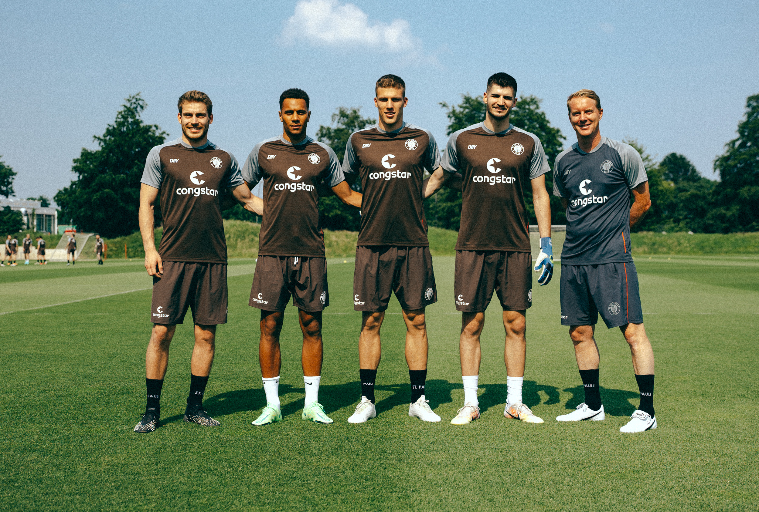 New acquisitions Lars Ritzka, Etienne Amenyido, Jakov Medić and Nikola Vasilj with head coach Timo Schultz (from left to right).