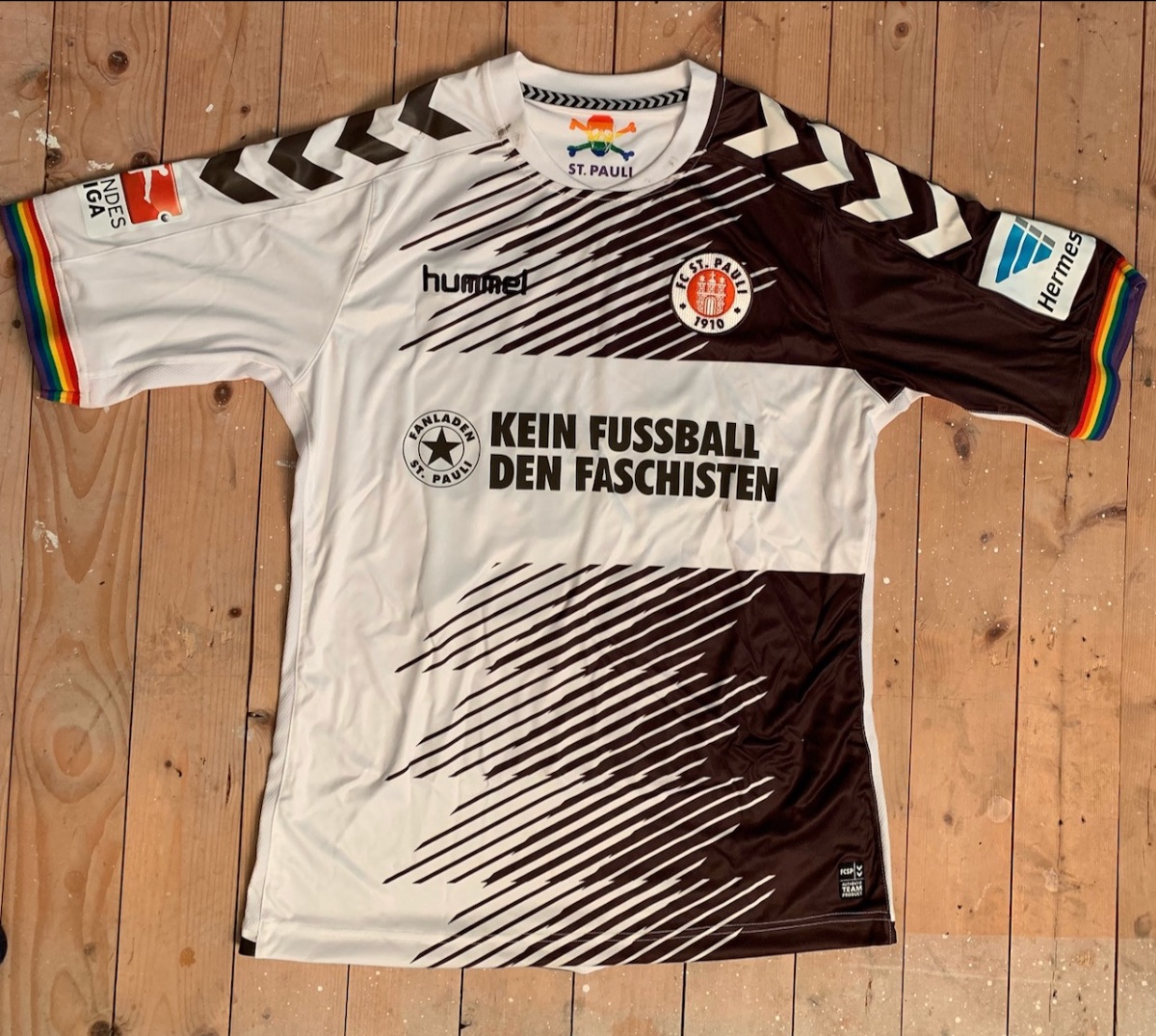 Auch das erste „Kein Fußball den Faschisten“-Trikot ist im Museum für Kunst und Gewerbe zu sehen.