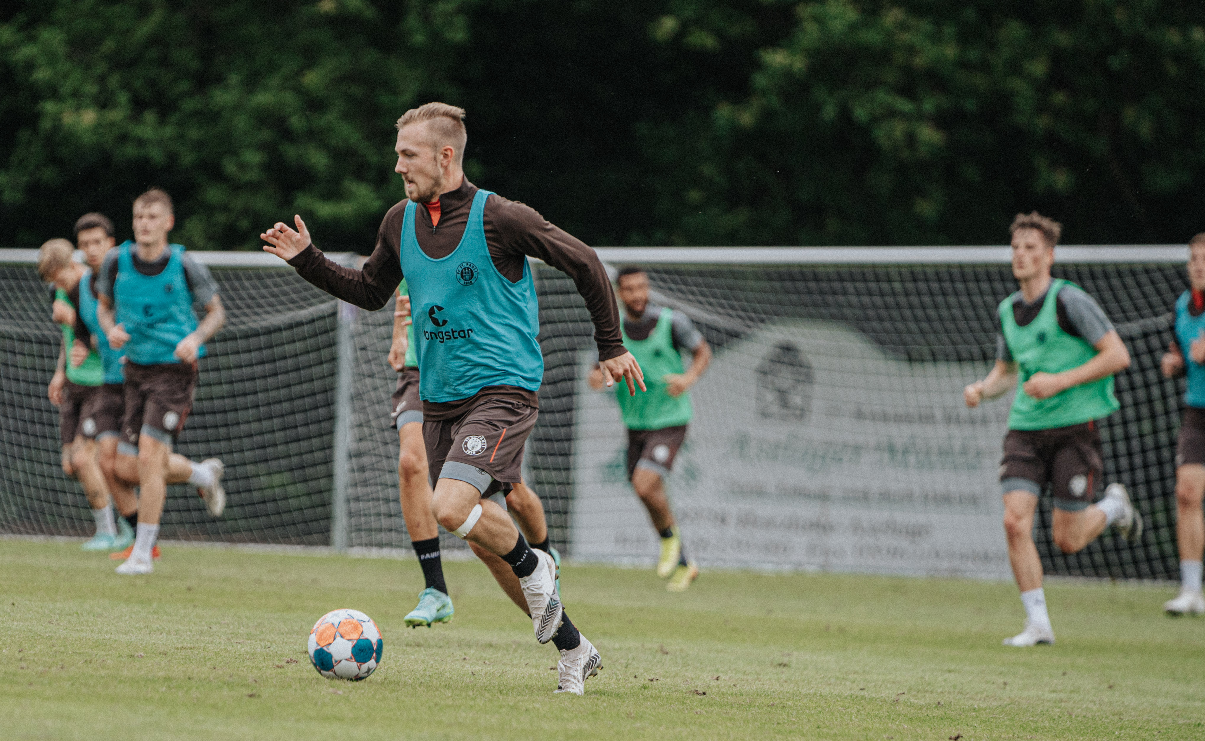 Lukas Daschner und Team blaue Leibchen