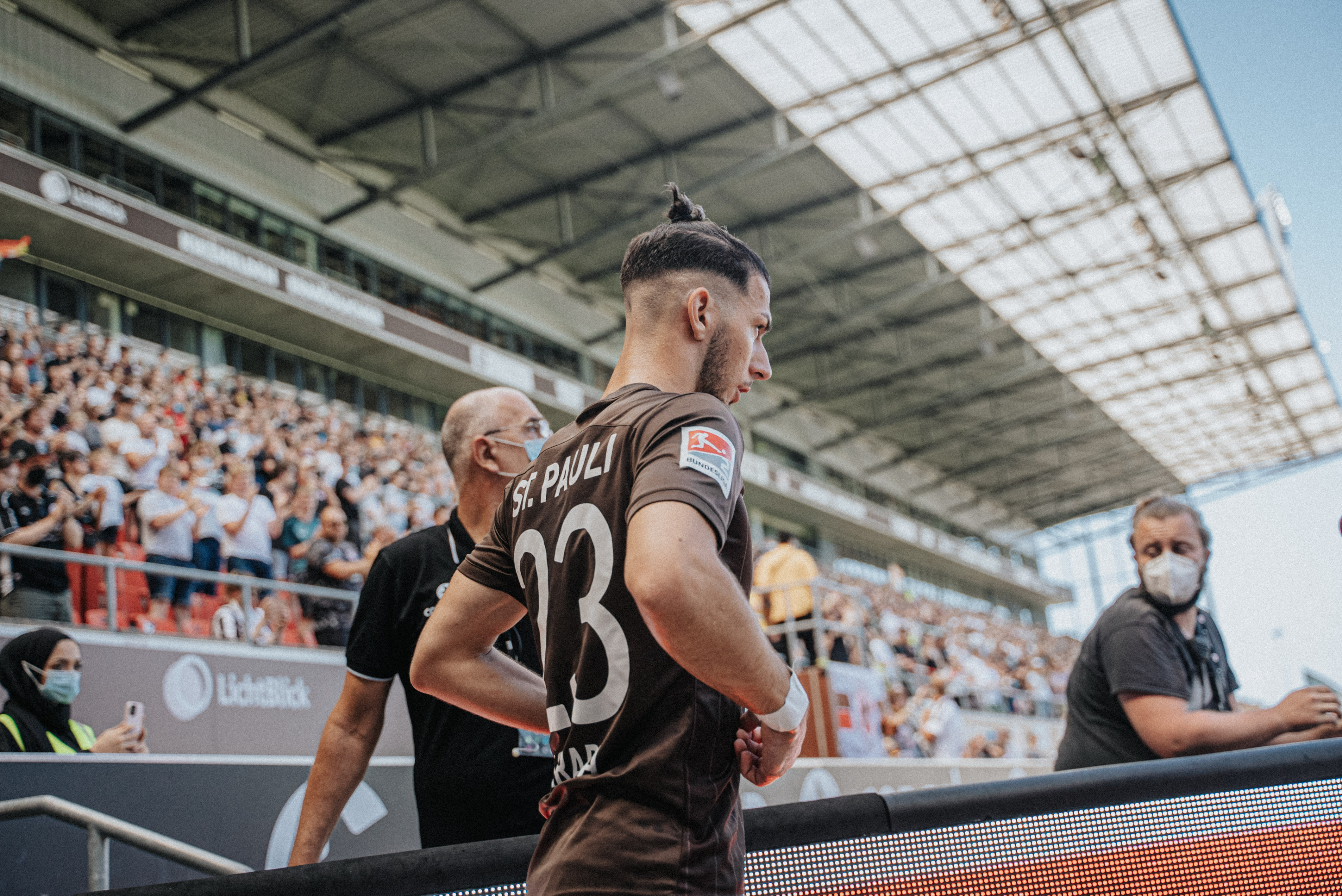 Leart Paqarada läuft beim Testspiel gegen Hertha BSC ins Millerntor-Stadion ein.