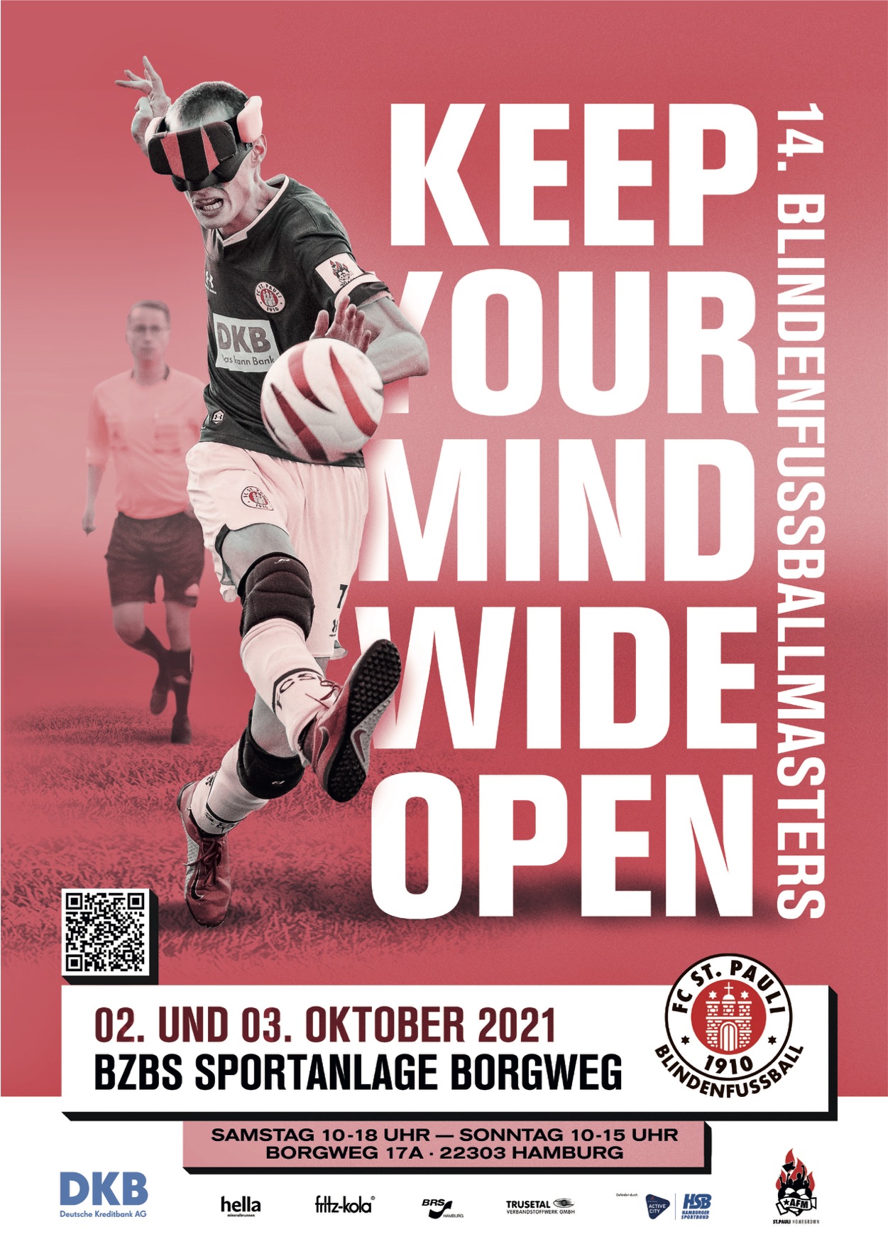 Das Plakat zum 14. Blindenfußball-Masters zeigt Rasmus Narjes, wie er einen Ball schießt.