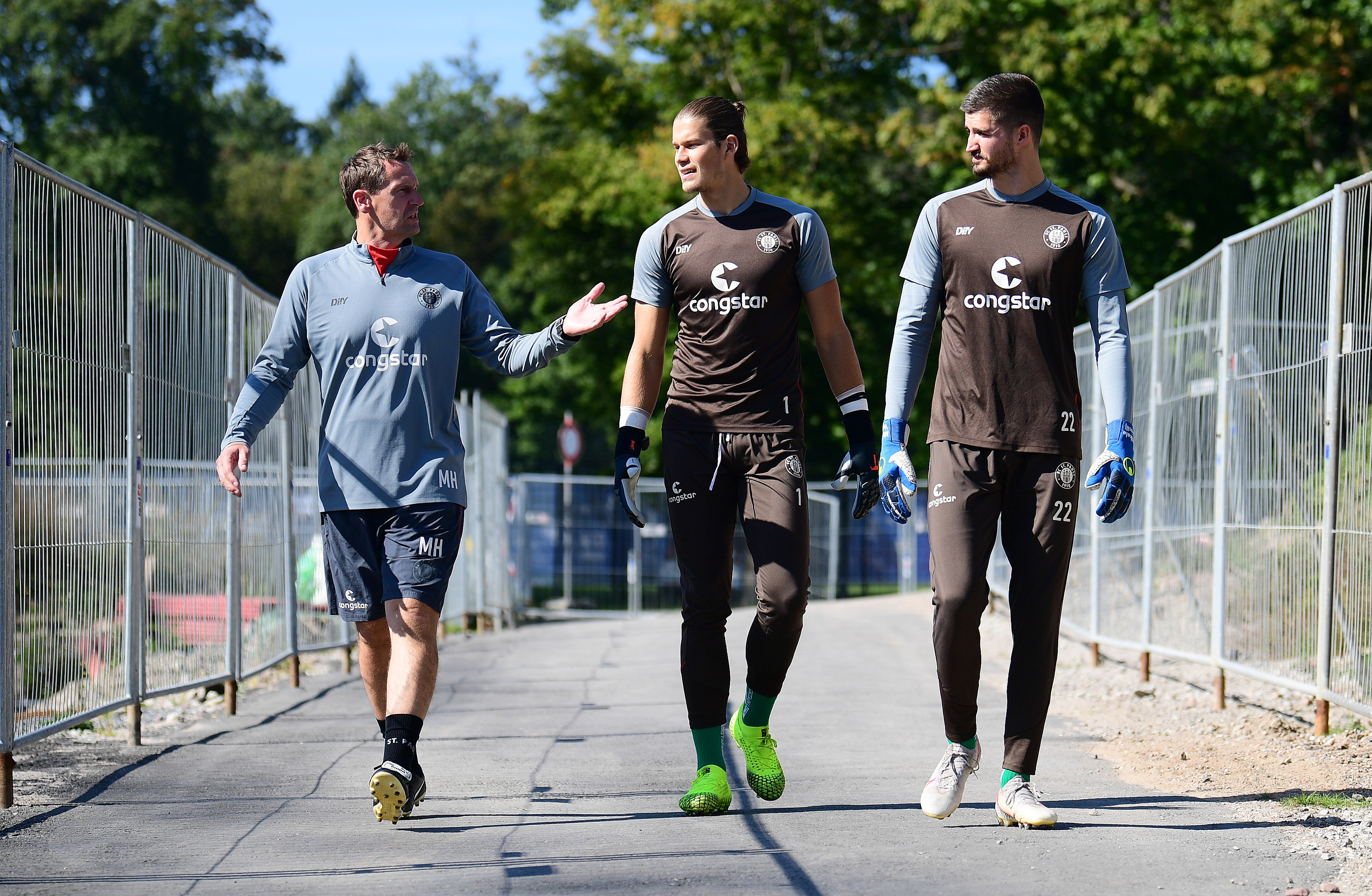 Goalkeeper coach Mathias Hain in conversation with Dennis Smarsch and Nikola Vasilj before the Karlsruhe game.