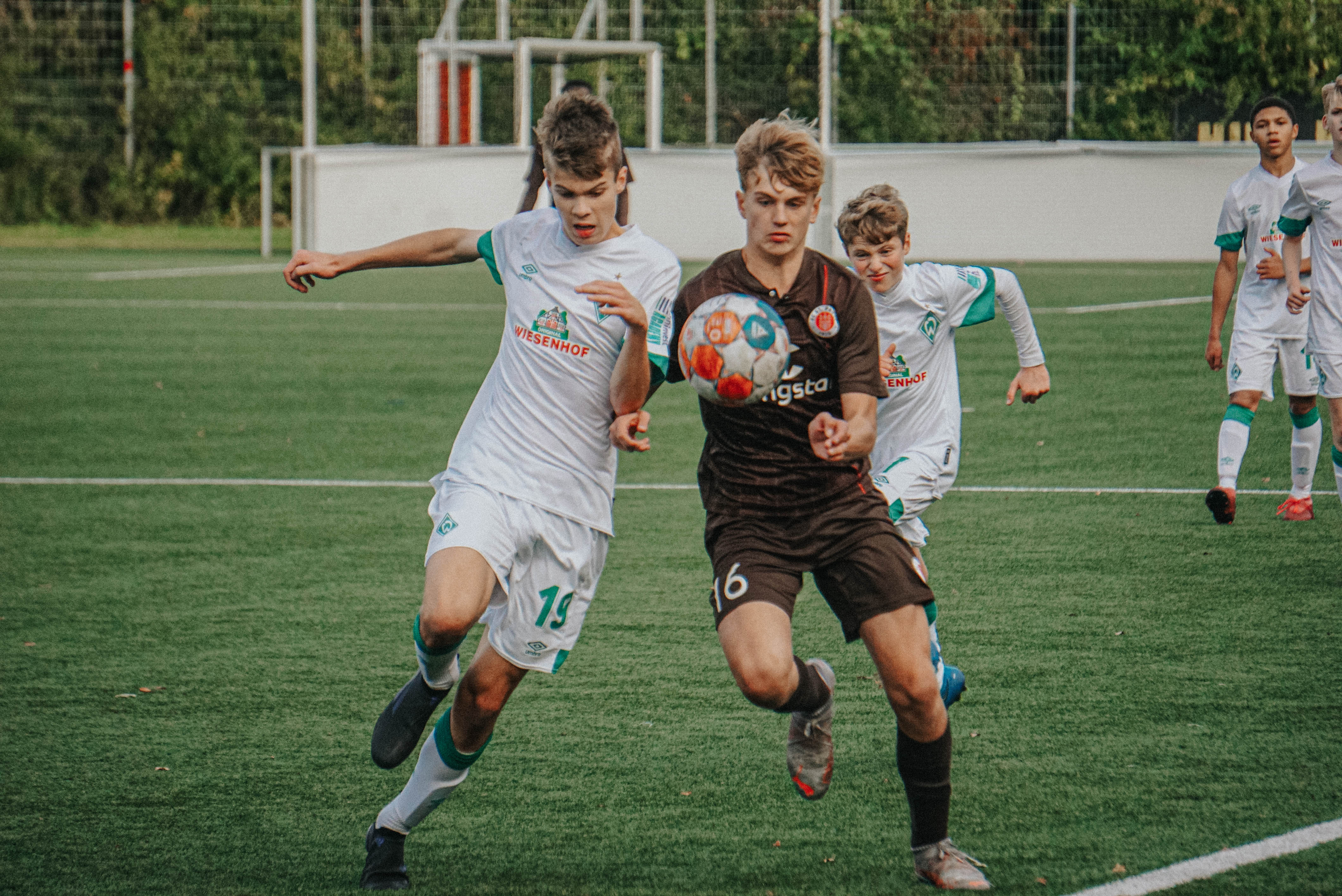 Doppeltorschütze Noah Palapies im Zweikampf mit einem Werderaner.