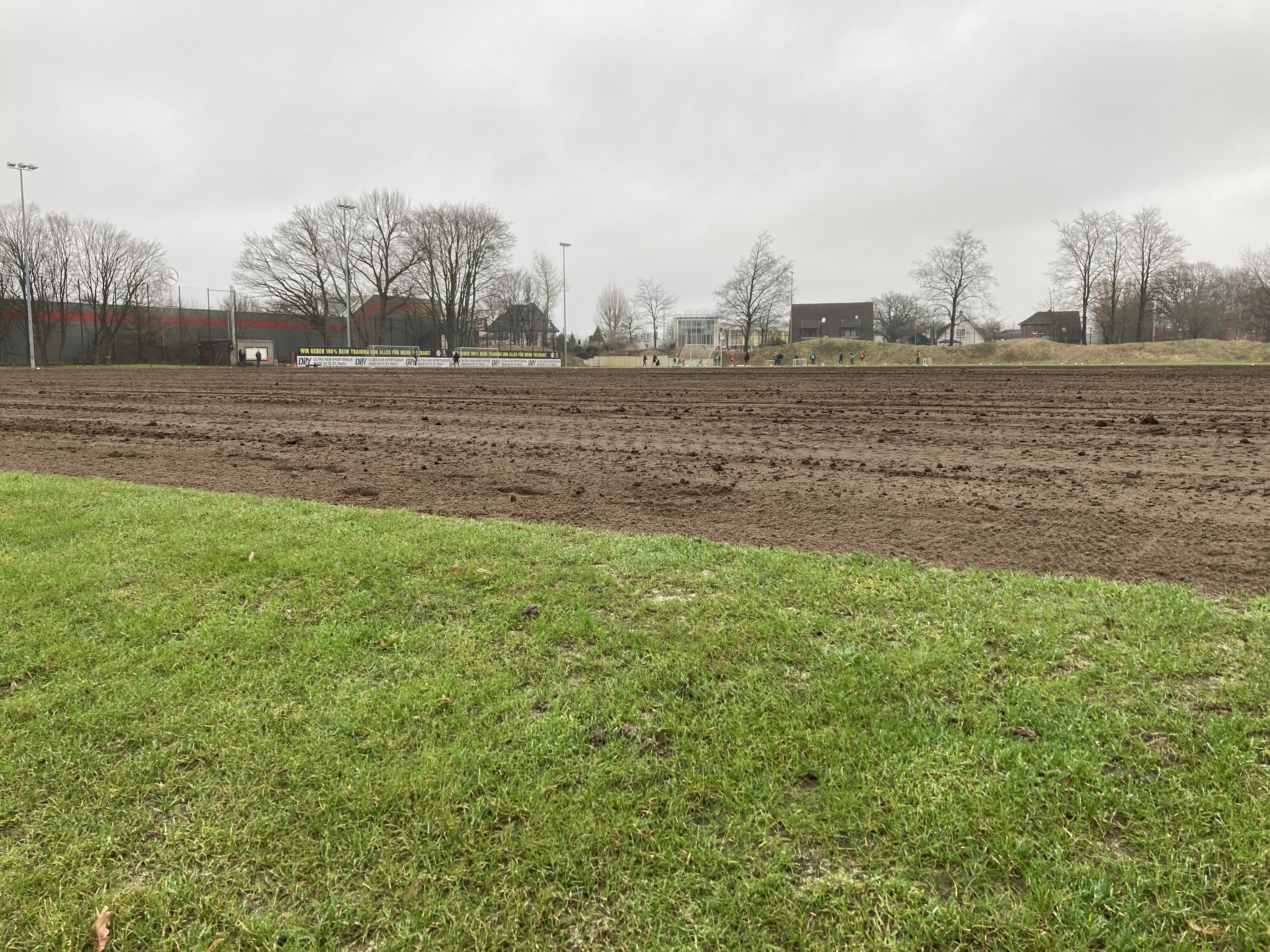 Der vordere Trainingsplatz erhält in den kommenden Tagen ein neuen Grün.