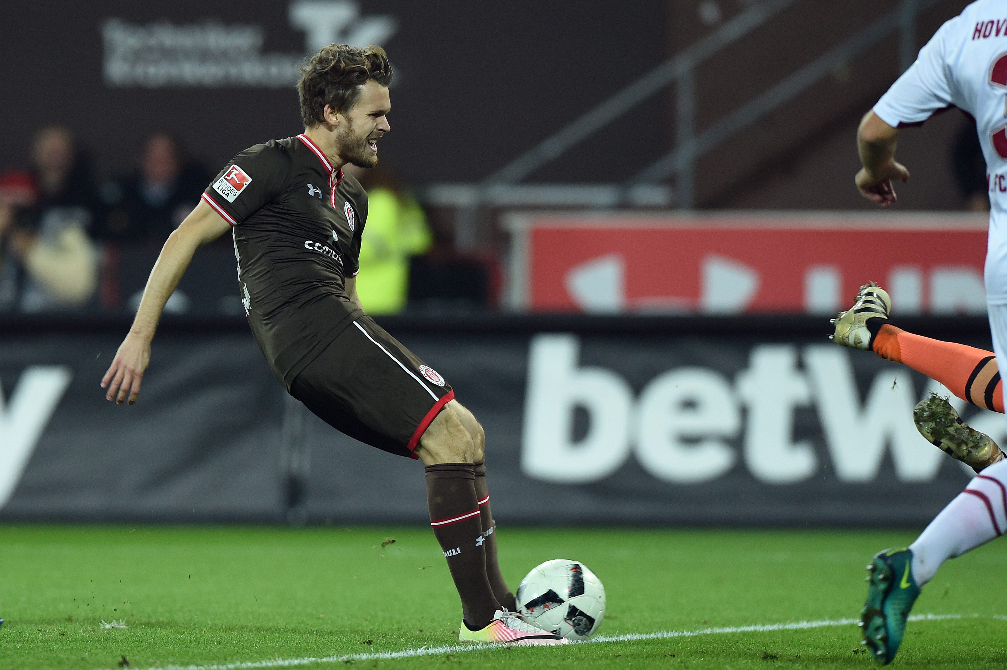 Temporeicher Start! Christopher Buchtmann brachte die Kiezkicker in Führung (6.), dann glich Guido Burgstaller aus (20.).