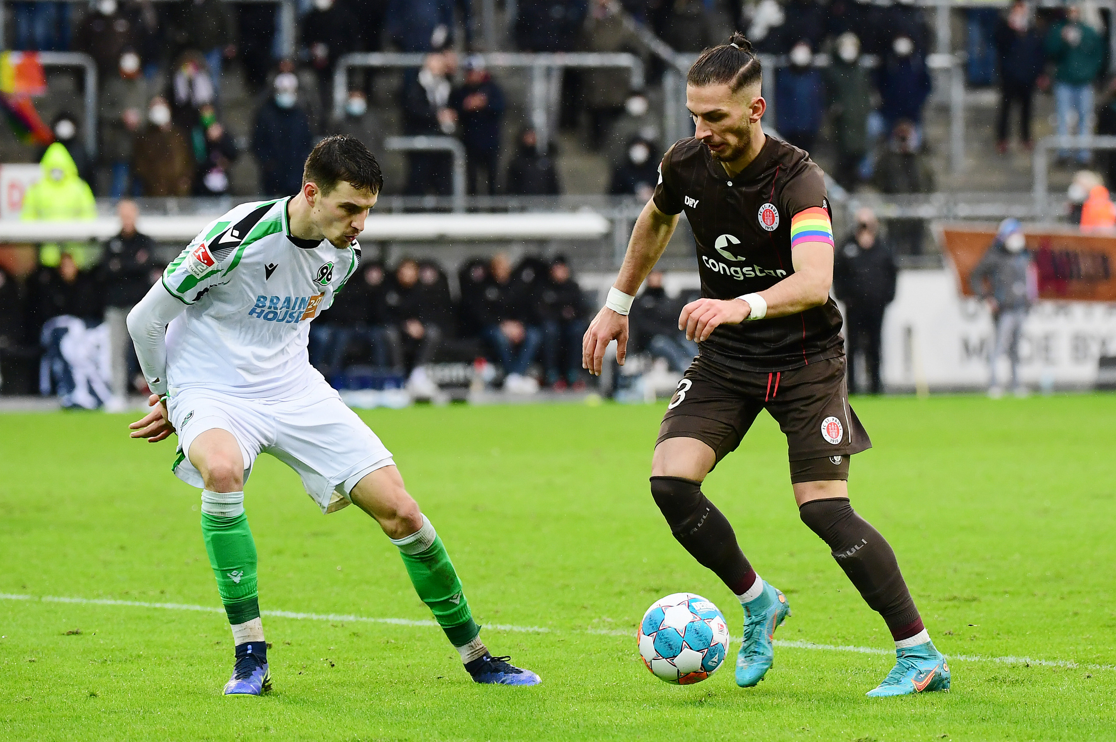 Leart Paqarada mit Ball am Fuß gegen Hannovers Sebastian Stolze.