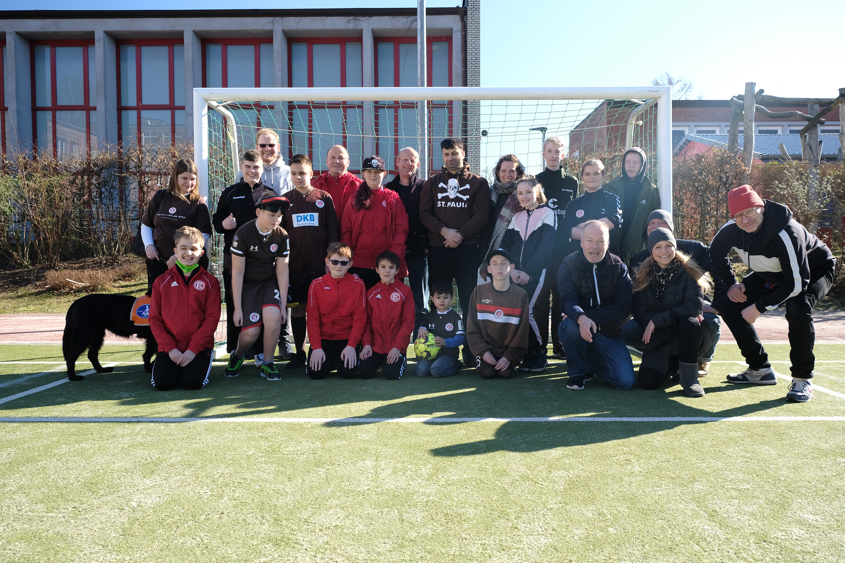 Gemeinsames Teamfoto samt der Crew vom TV-Sender KiKa.