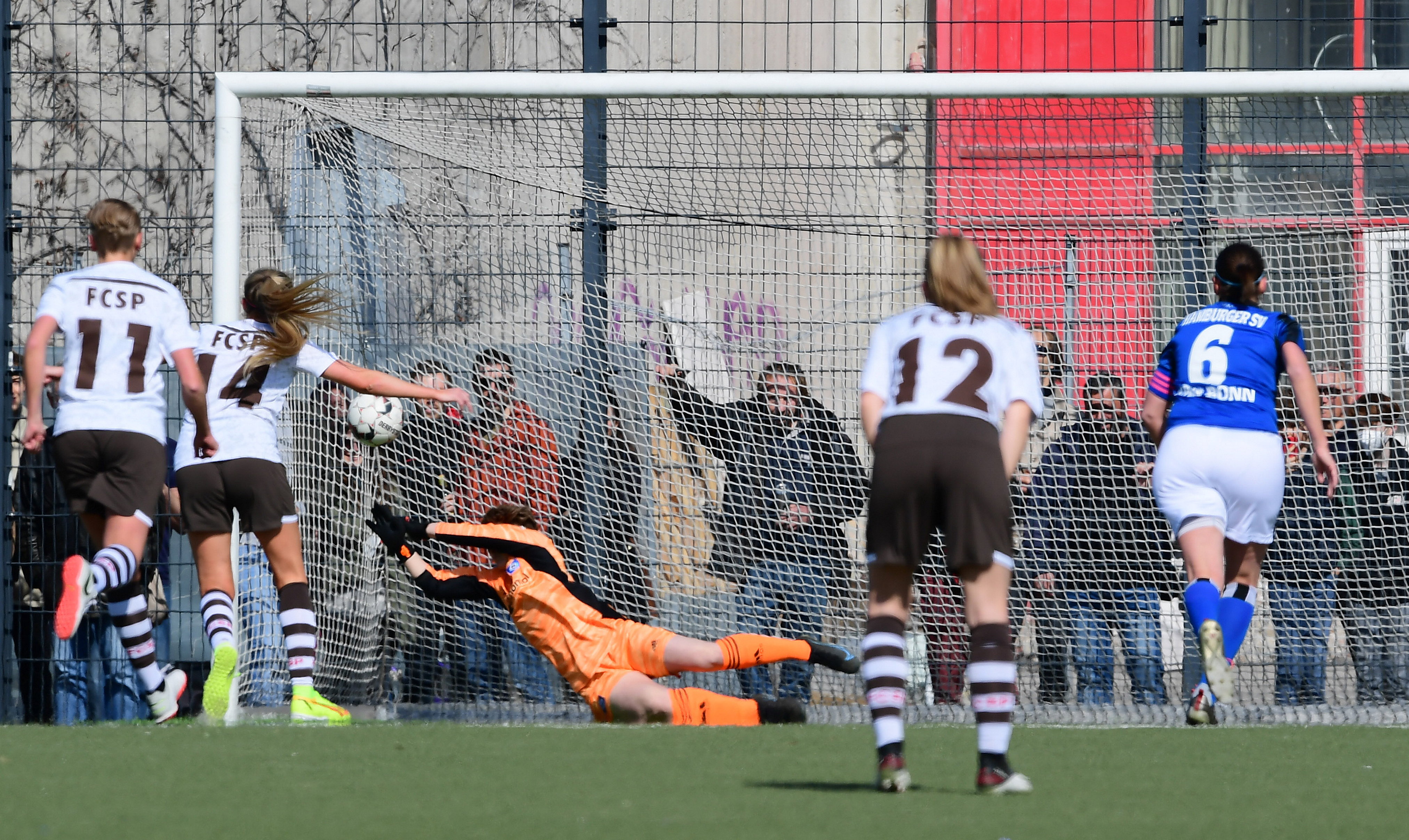 Annie Kingman scheitert per Elfmeter an HSV-Frau Aaliyah-Milene Thomas.