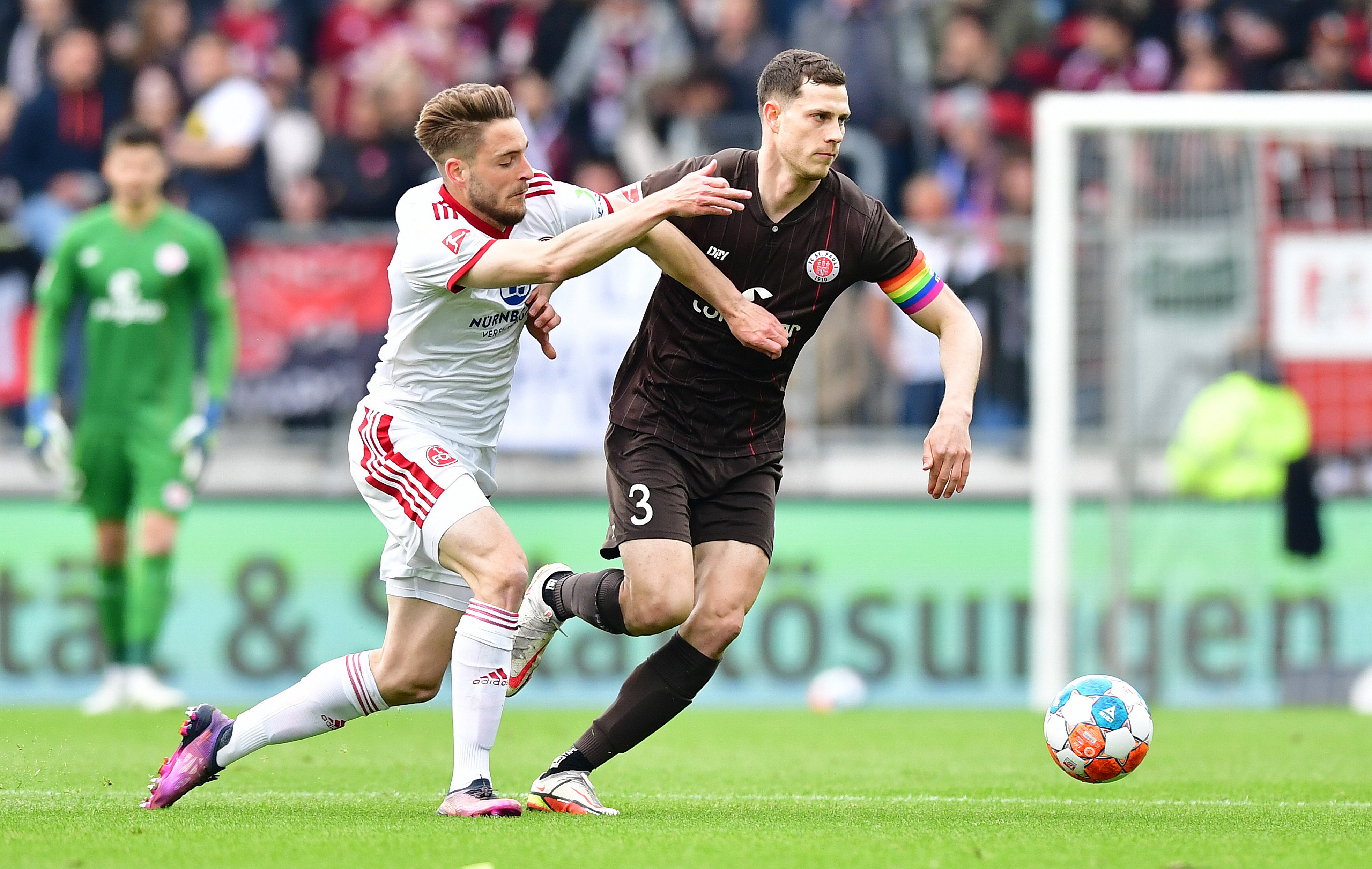 James Lawrence (hier im Duell mit Nürnbergs Lukas Schleimer) stand erstmals seit dem Derby-Rückspiel wieder in der Startelf.