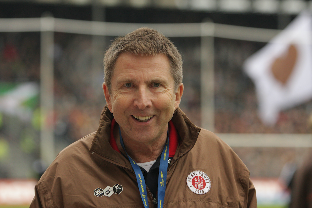 Als Stadionsprecher prägte Rainer Wulff – hier 2010 vor dem Derby gegen den HSV – einen ganz eigenen, unverwechselbaren Stil.