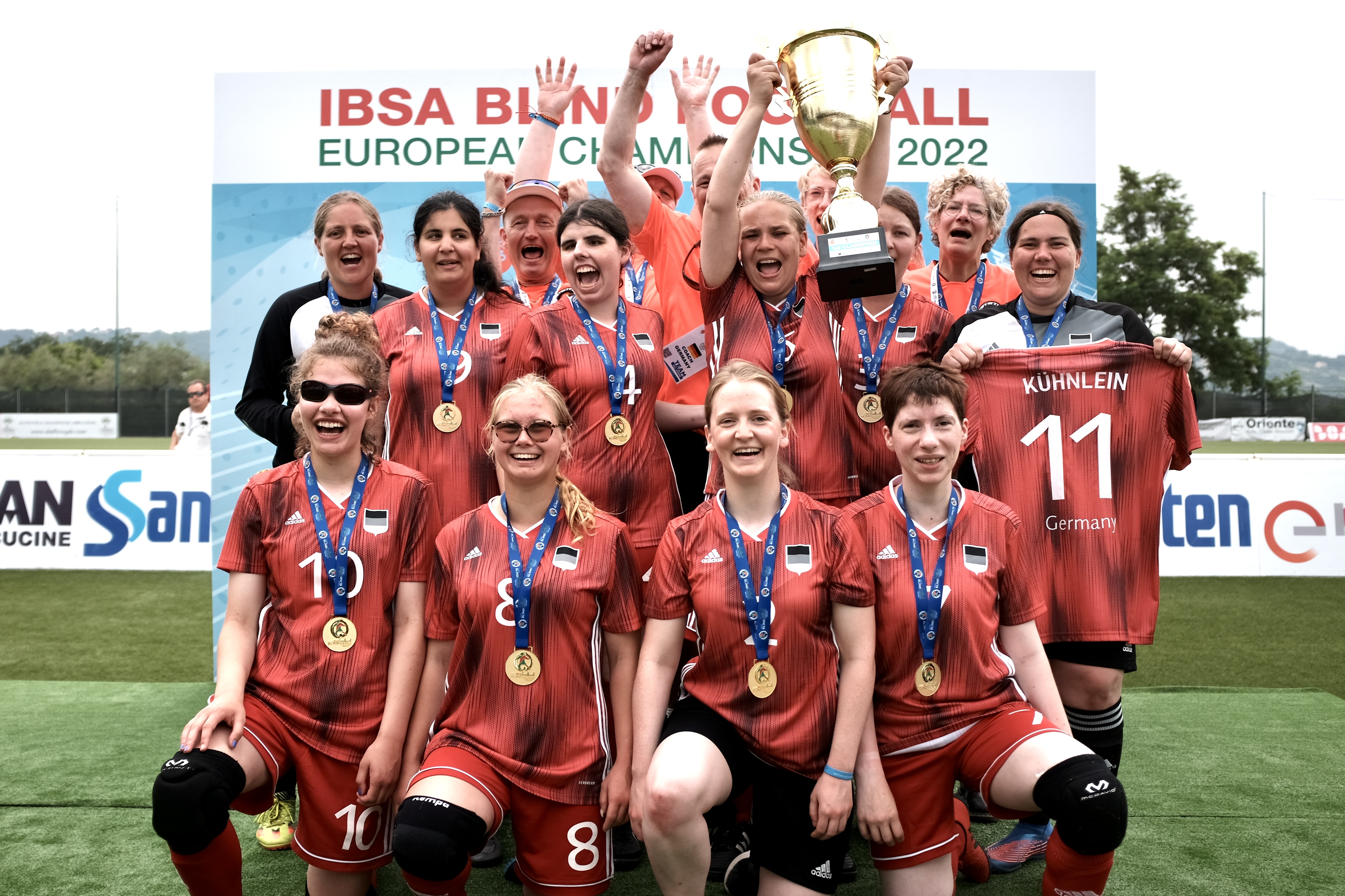 Teamfoto der DFB-Elf mit dem EM-Pokal 2022.