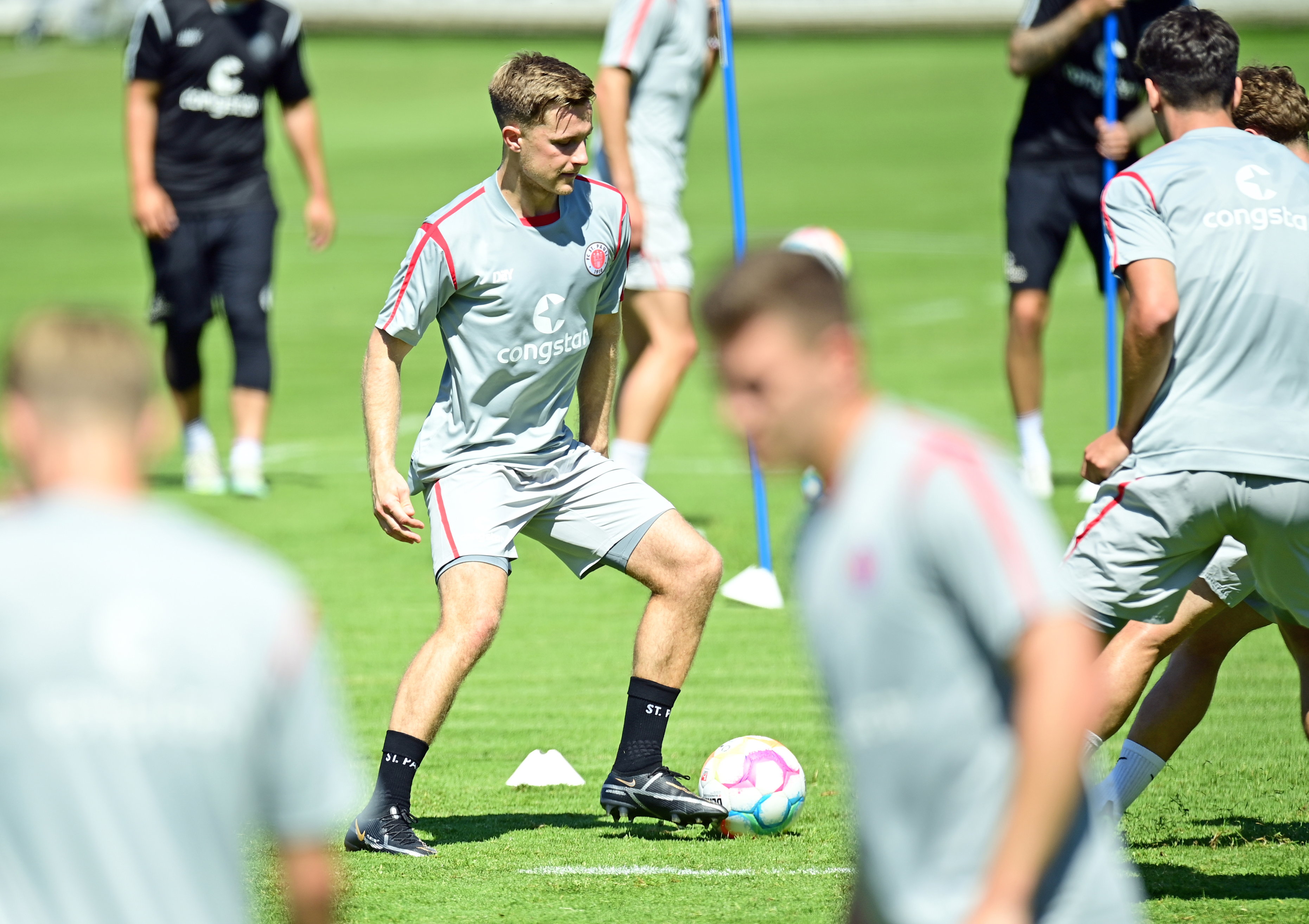 Johannes "Jojo" Eggestein mit Ball am Fuß