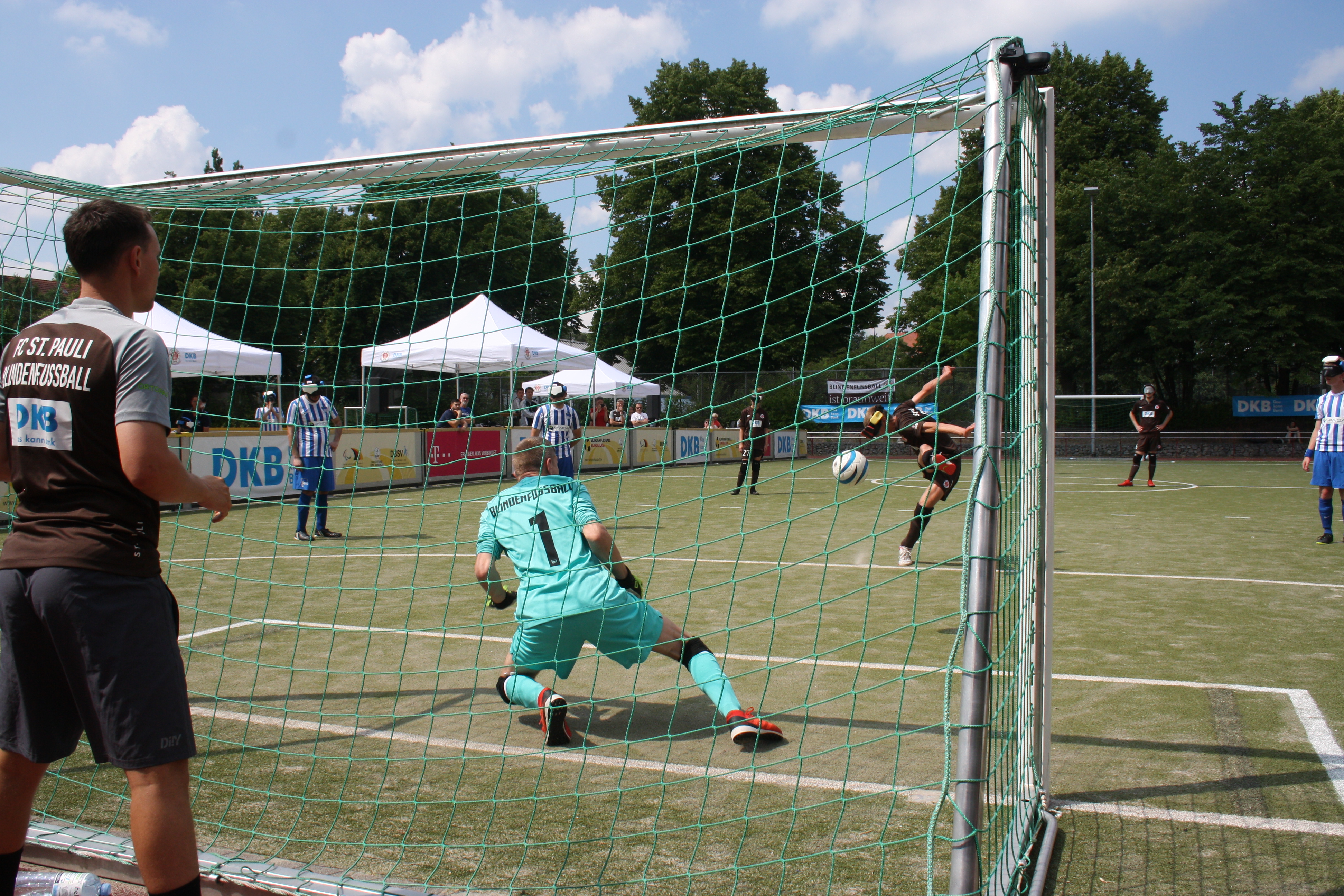 Rasmus Narjes trifft per 6-Meter-Penalty zum zwischenzeitlichen 2:0.