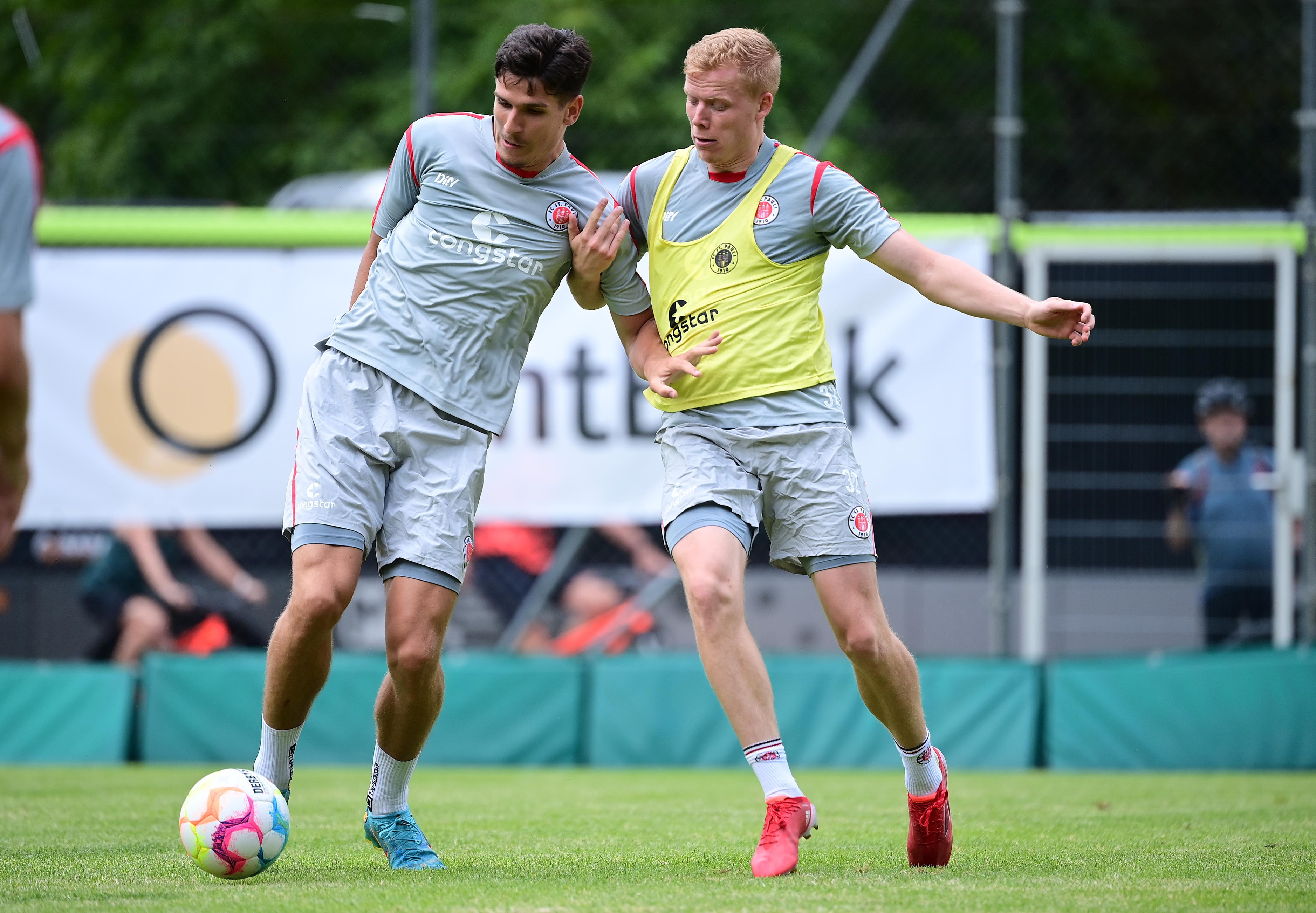 Jannes Wieckhoff und Igor Matanović im Kampf um den Ball.