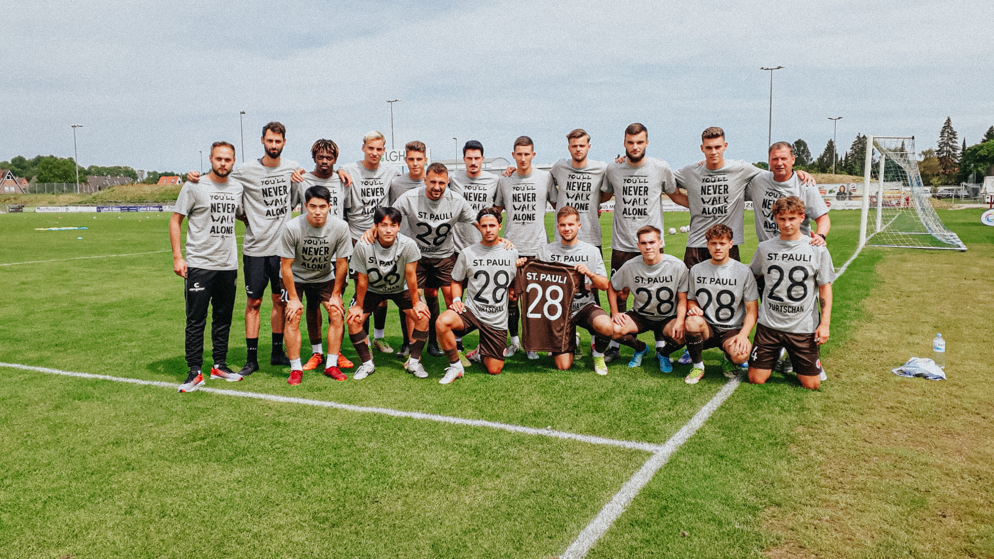 Gute Besserung, Jannis! Das Team mit besonderen Aufwärmshirts für Jannis Turtschan, der sich in Babelsberg das Kreuzband gerissen hatte.