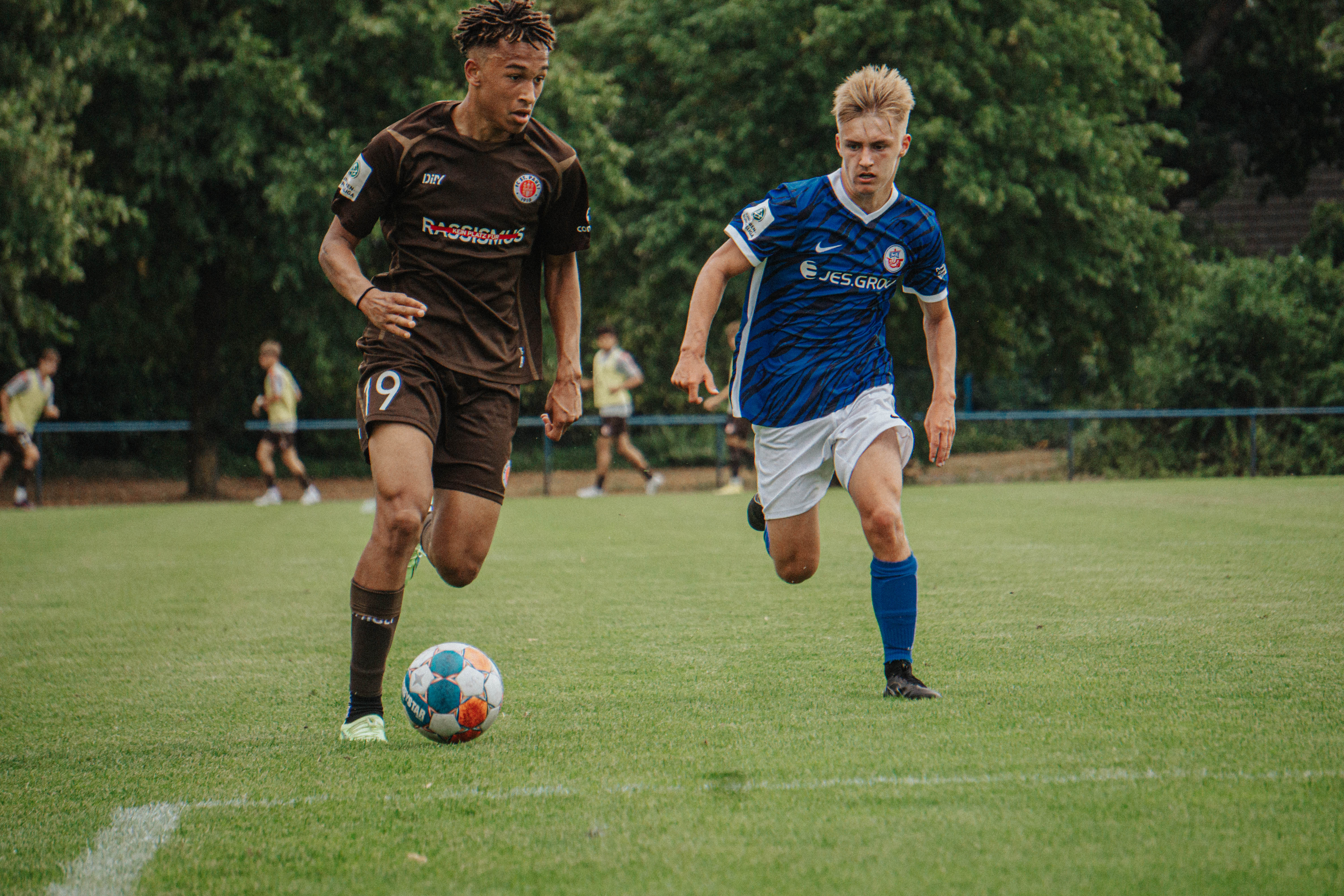 Vier Wochen ruhte die Kugel in der A-Junioren Bundesliga: Eric Moreira (l.) & Co wollen im Heimspiel den nächsten Dreier holen.