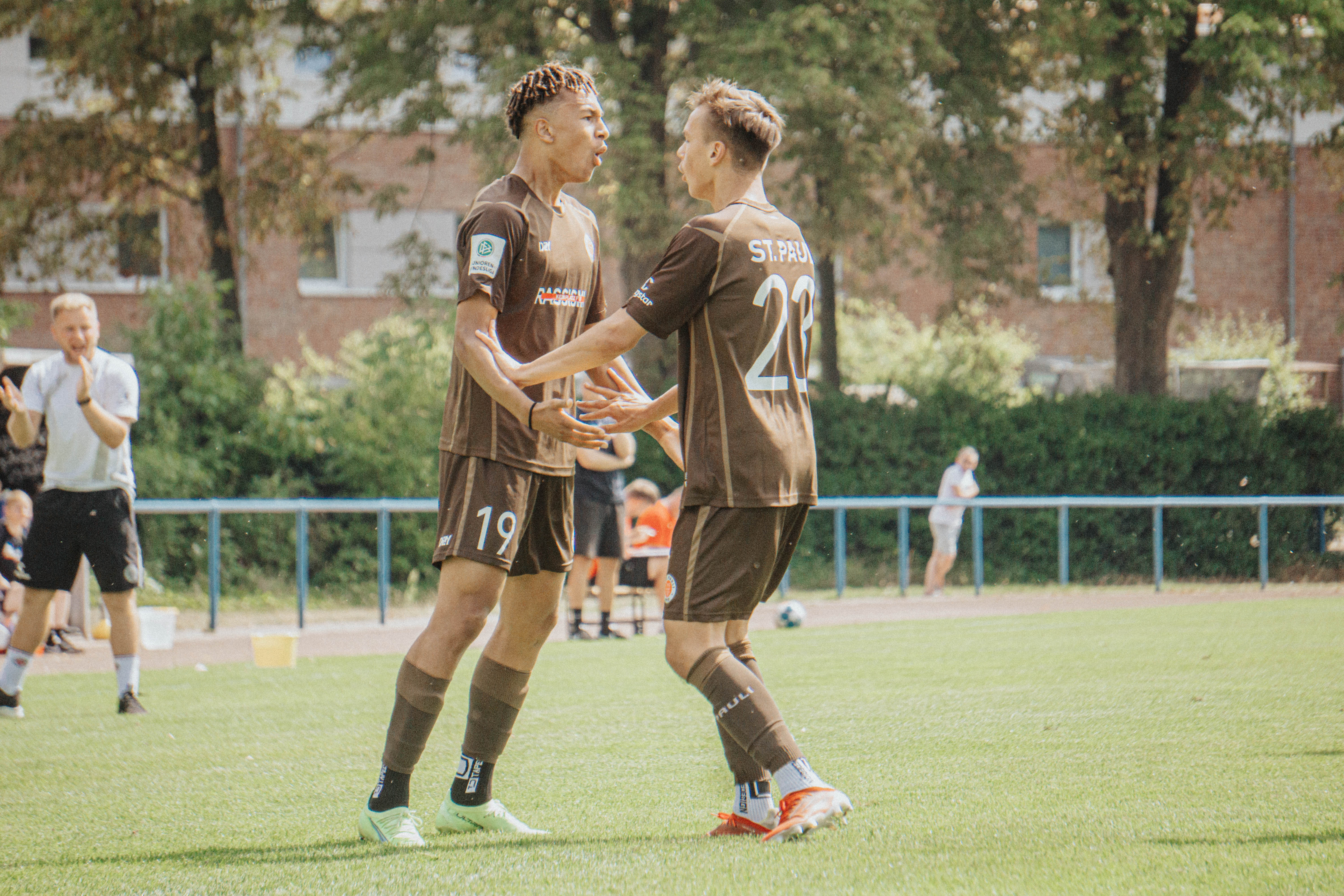 Die U19 will nachlegen: Eric Moreira (l.) und Max Marie (r.) nach dem zwischenzeitlichen 1:1 gegen Hansa Rostock.