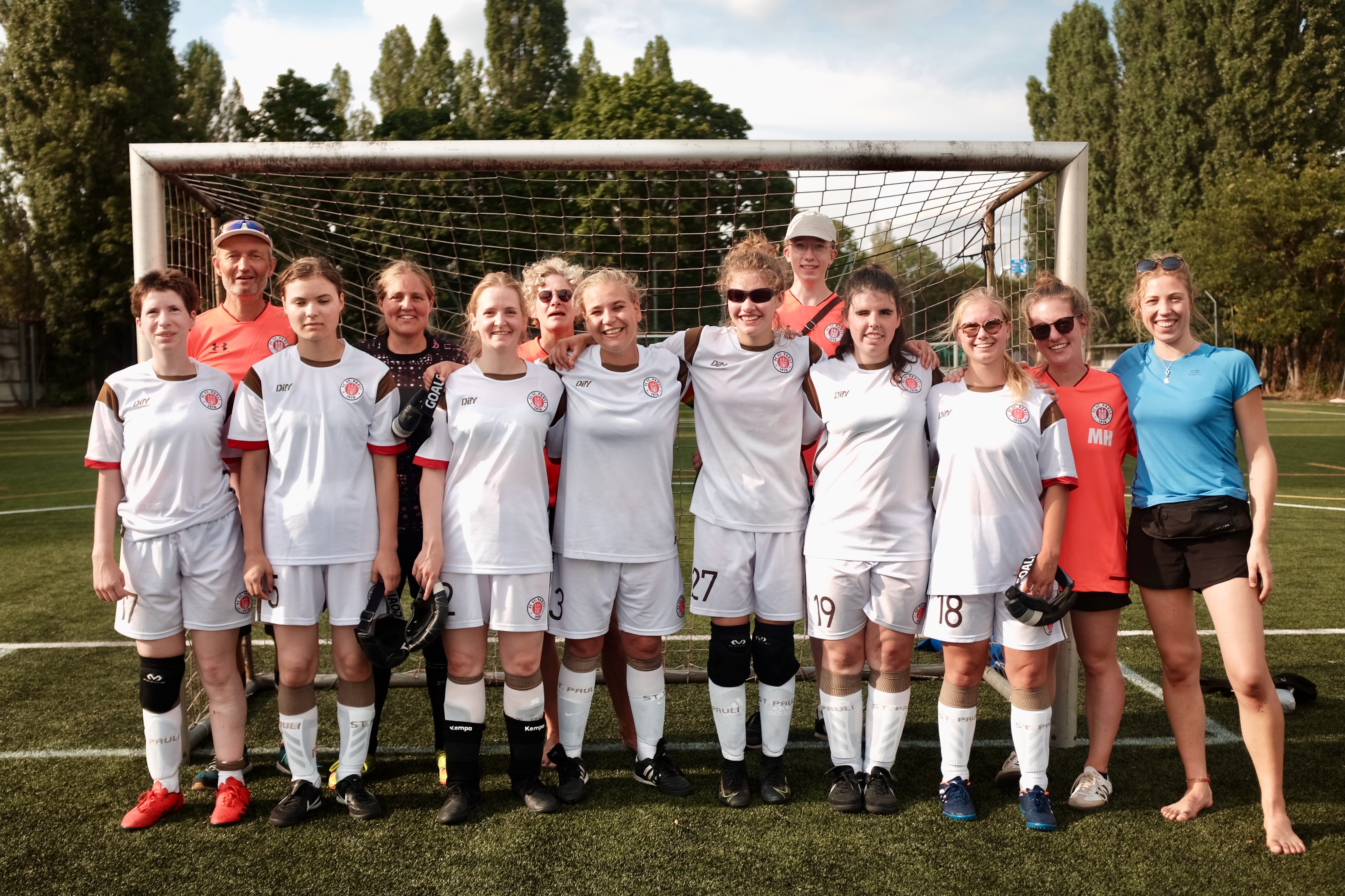 Unsere Blindenfußballerinnen in den neuen Trikots.