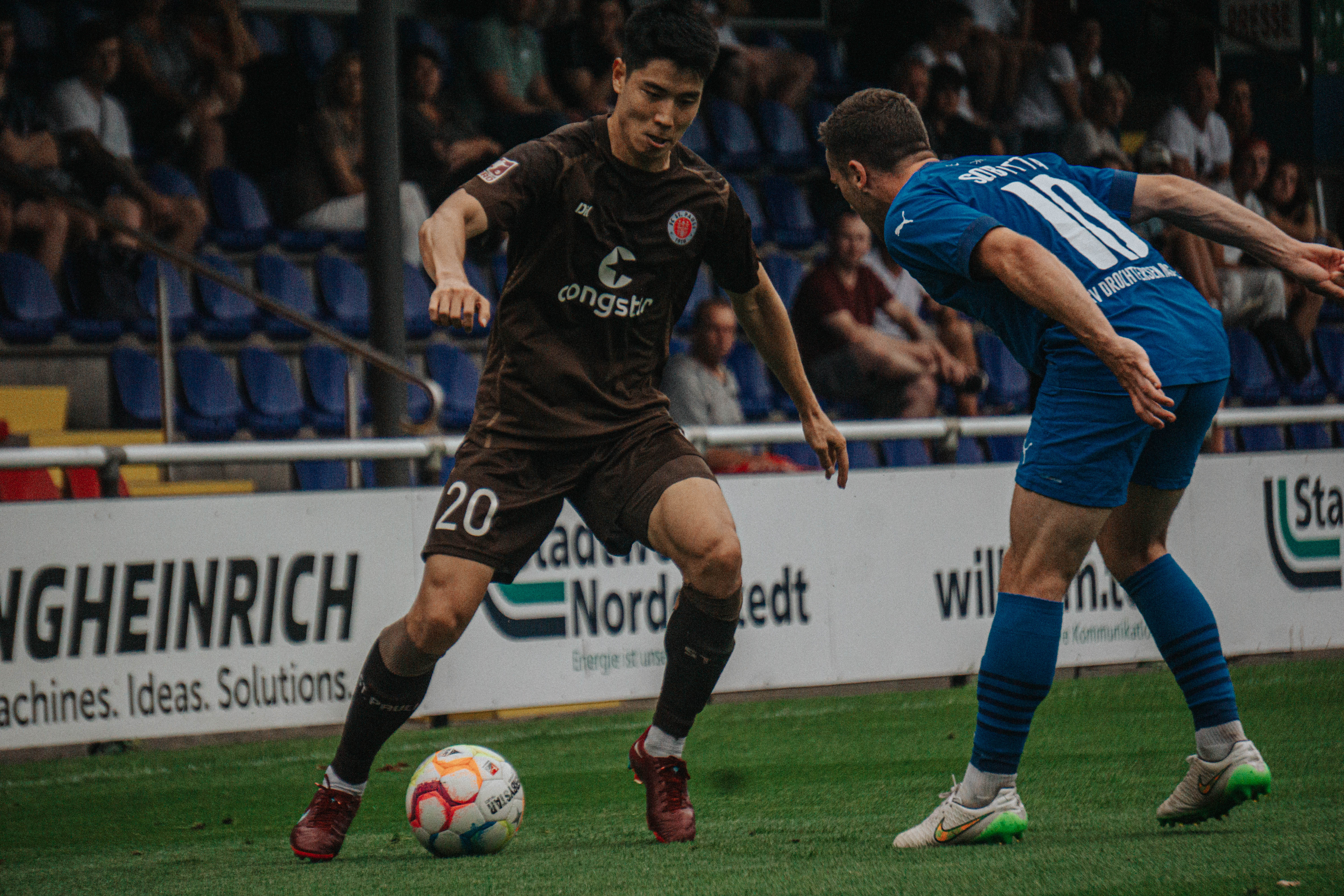 Yiyoung Park (l.) im Zweikampf mit Ex-Kiezkicker Marcell Sobotta (r.): Die U23 steht vor dem zweiten Heimspiel am Stück.