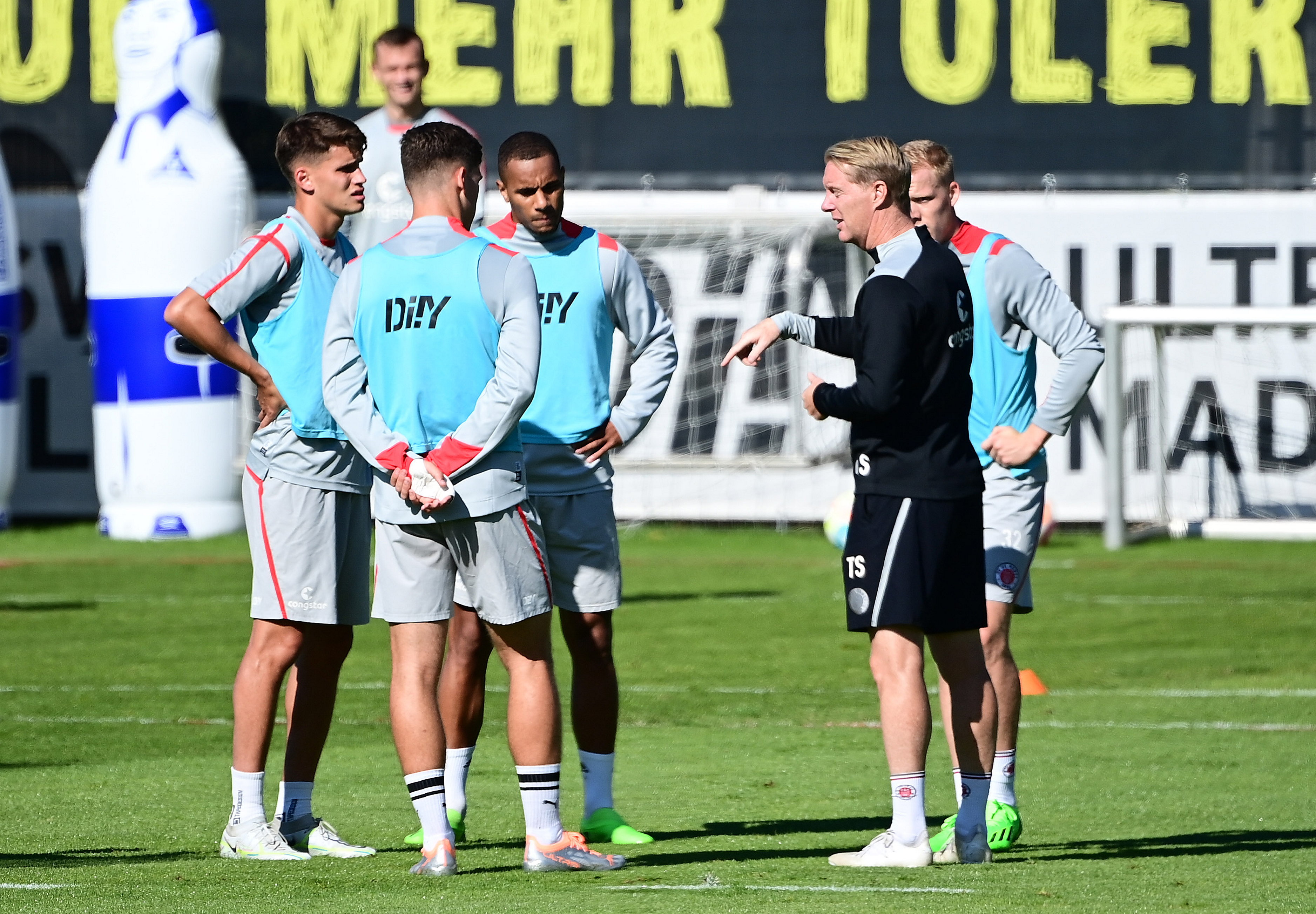 Coach Timo Schultz im Gespräch mit Luca Zander, Etienne Amenyido, Jannes Wieckhoff und Marcel Beifus.