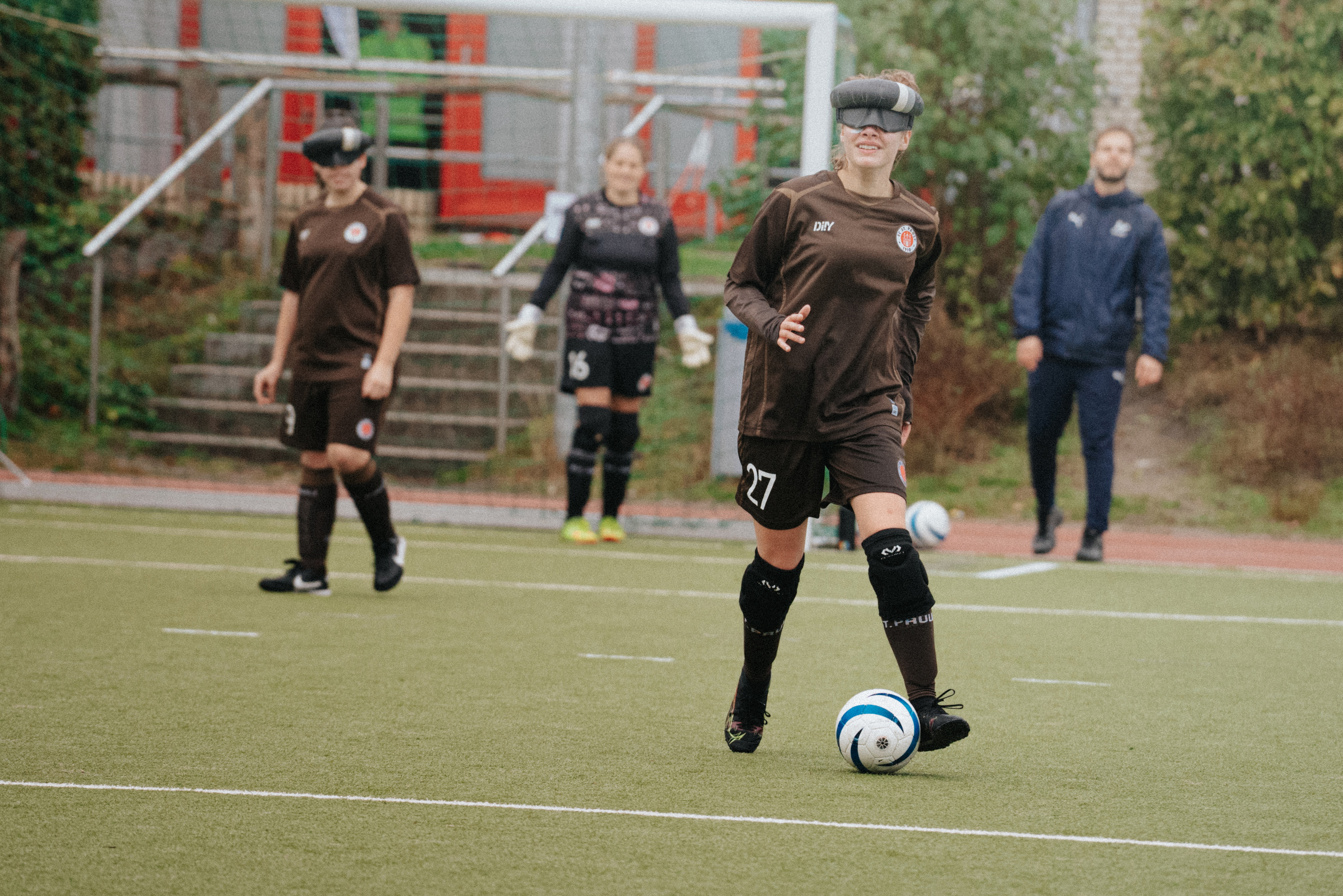 Blindenfußballerin Thoya Küster mit Ball am Fuß.