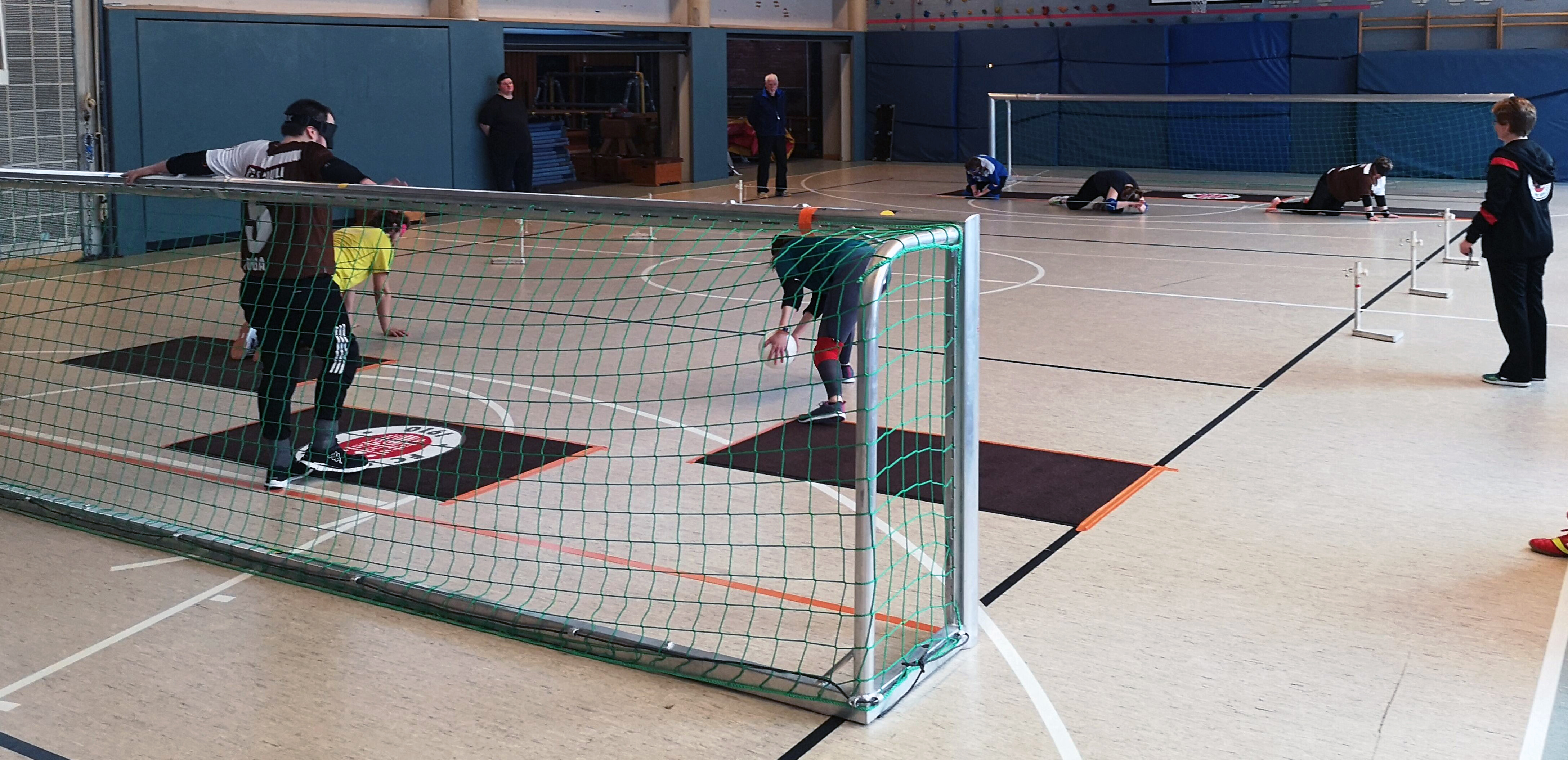 Ende November rollt der Ball beim Louis-Braille-Torball-Turnier in der Sporthalle des Bildungszentrums für Blinde und Sehbehinderte.