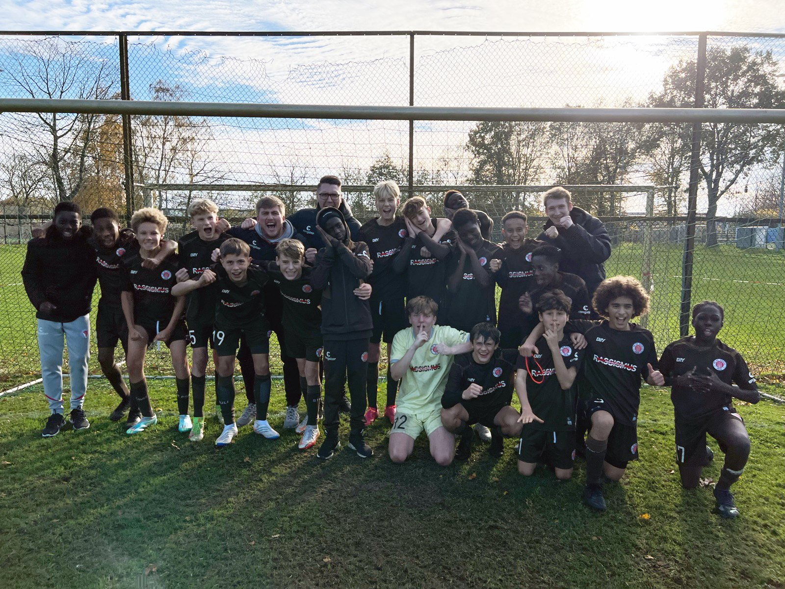 Jubelfoto unserer U14 nach dem Derbysieg gegen den HSV.