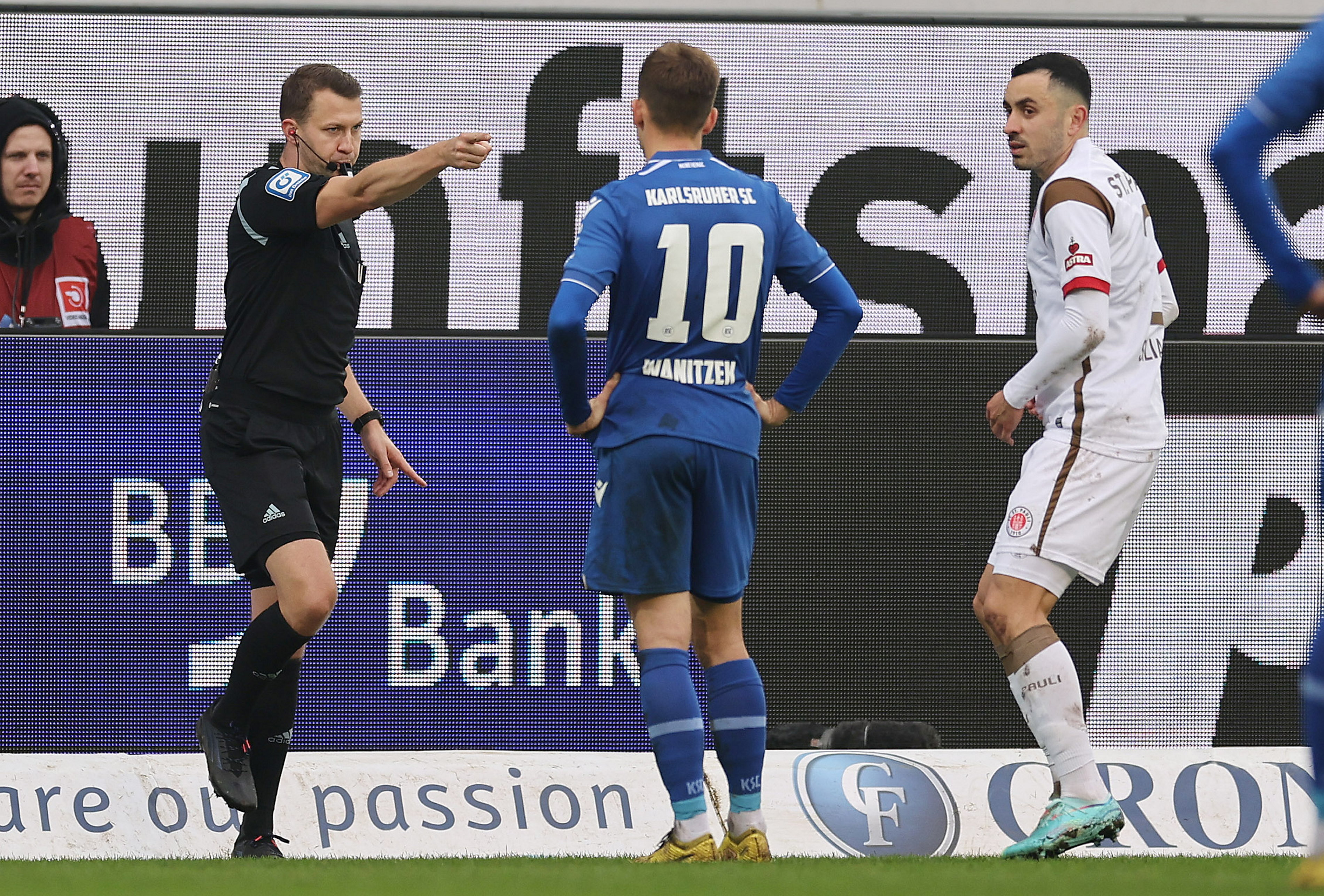 Florian Lechner rules that Johannes Eggestein’s goal should stand.