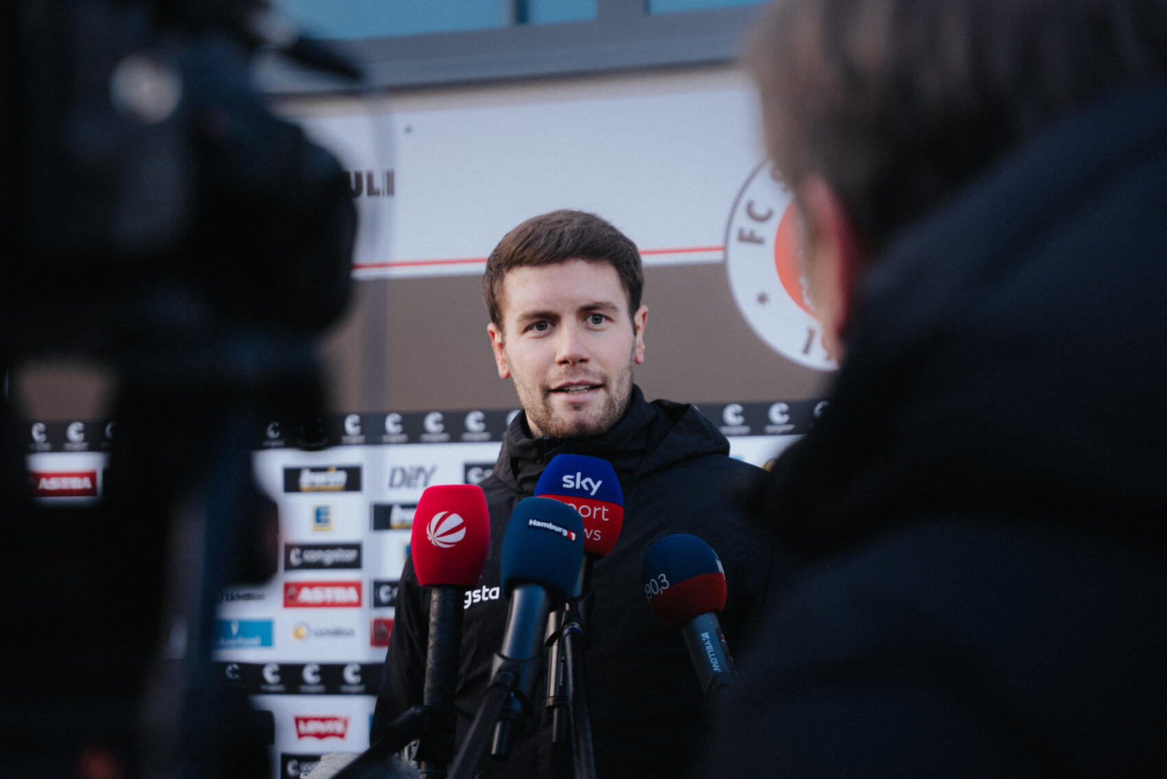 Fabian Hürzeler faced the massed media after training.