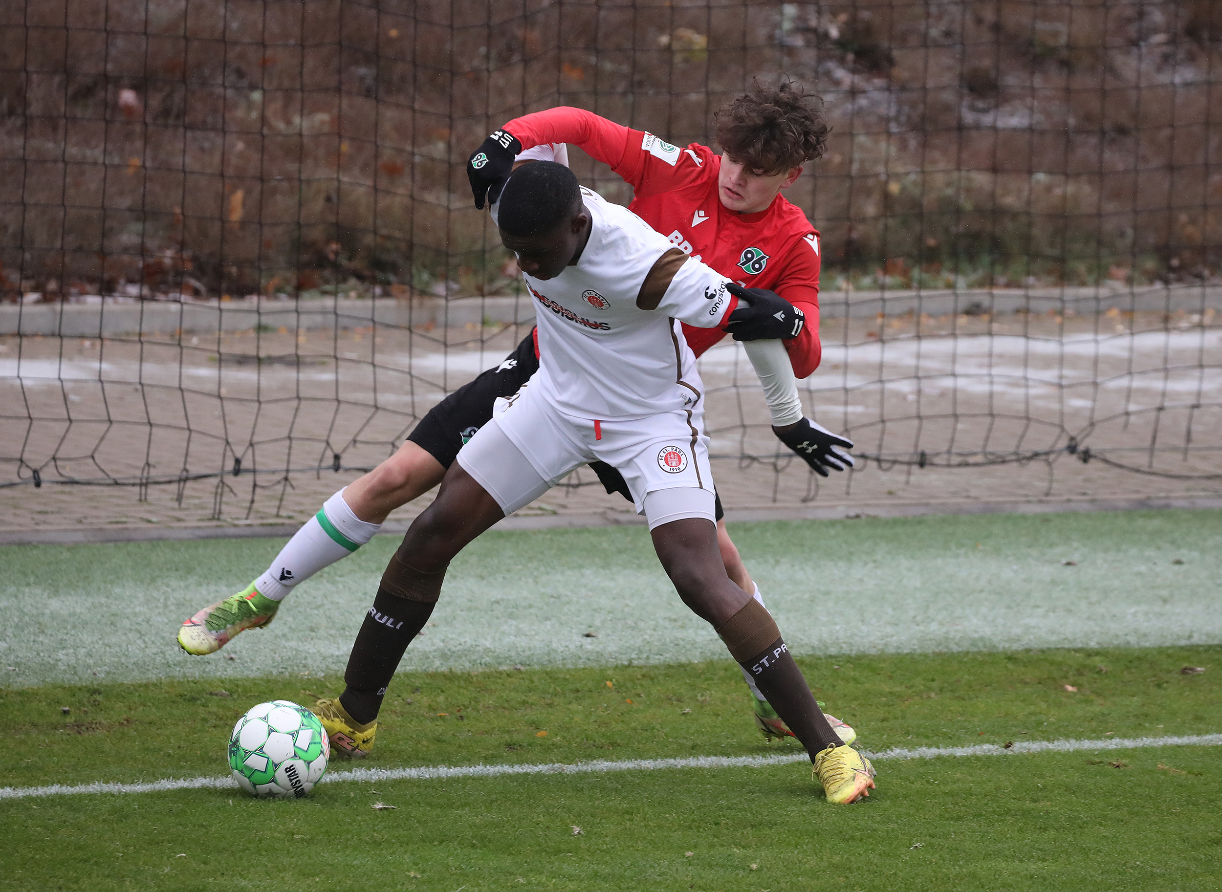 Oluwaseun Ogbemudia im Duell mit Hannovers Alexander Vogel.