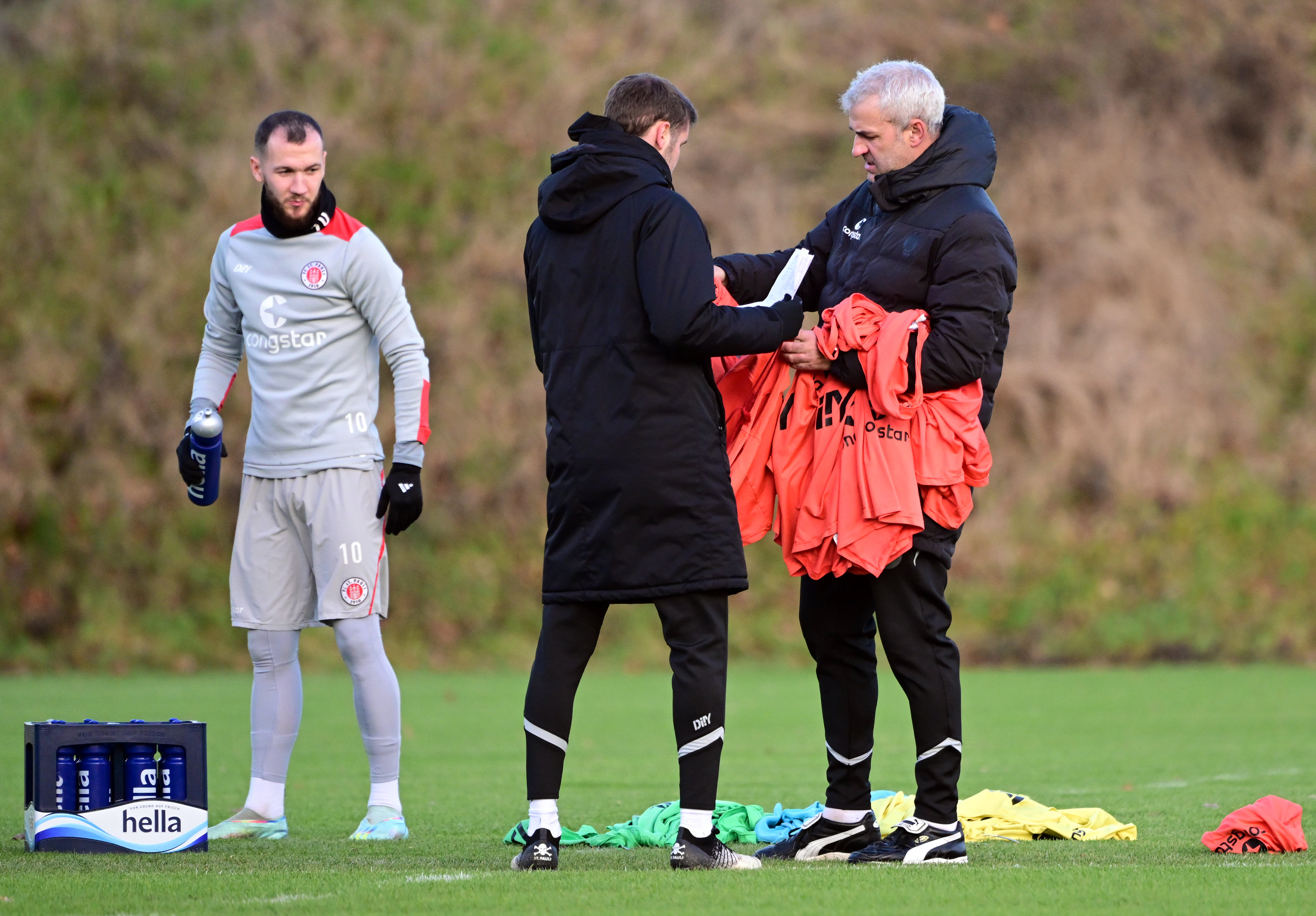 Marcel Hartel (links) und Co-Trainer Peter Németh (rechts) kennen sich aus gemeinsamen Tagen bei Arminia Bielefeld.