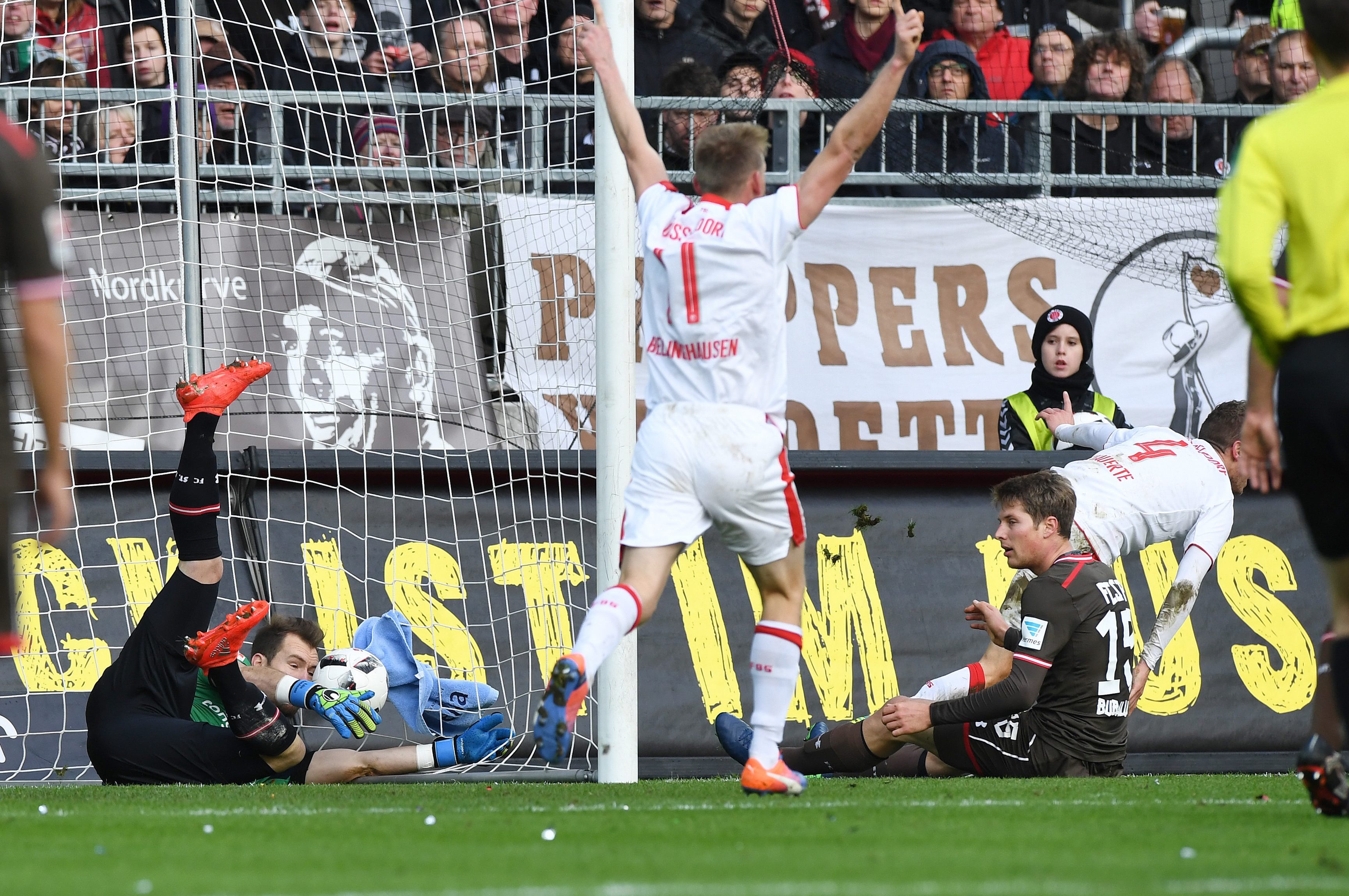 Während Düsseldorfs Axel Bellinghausen das Eigentor von Daniel Buballa (re.) bejubelt, kann dieser sein Unglück kaum fassen. Keeper Robin Himmelmann (li.) konnte das Eigentor leider auch nicht mehr verhindern.