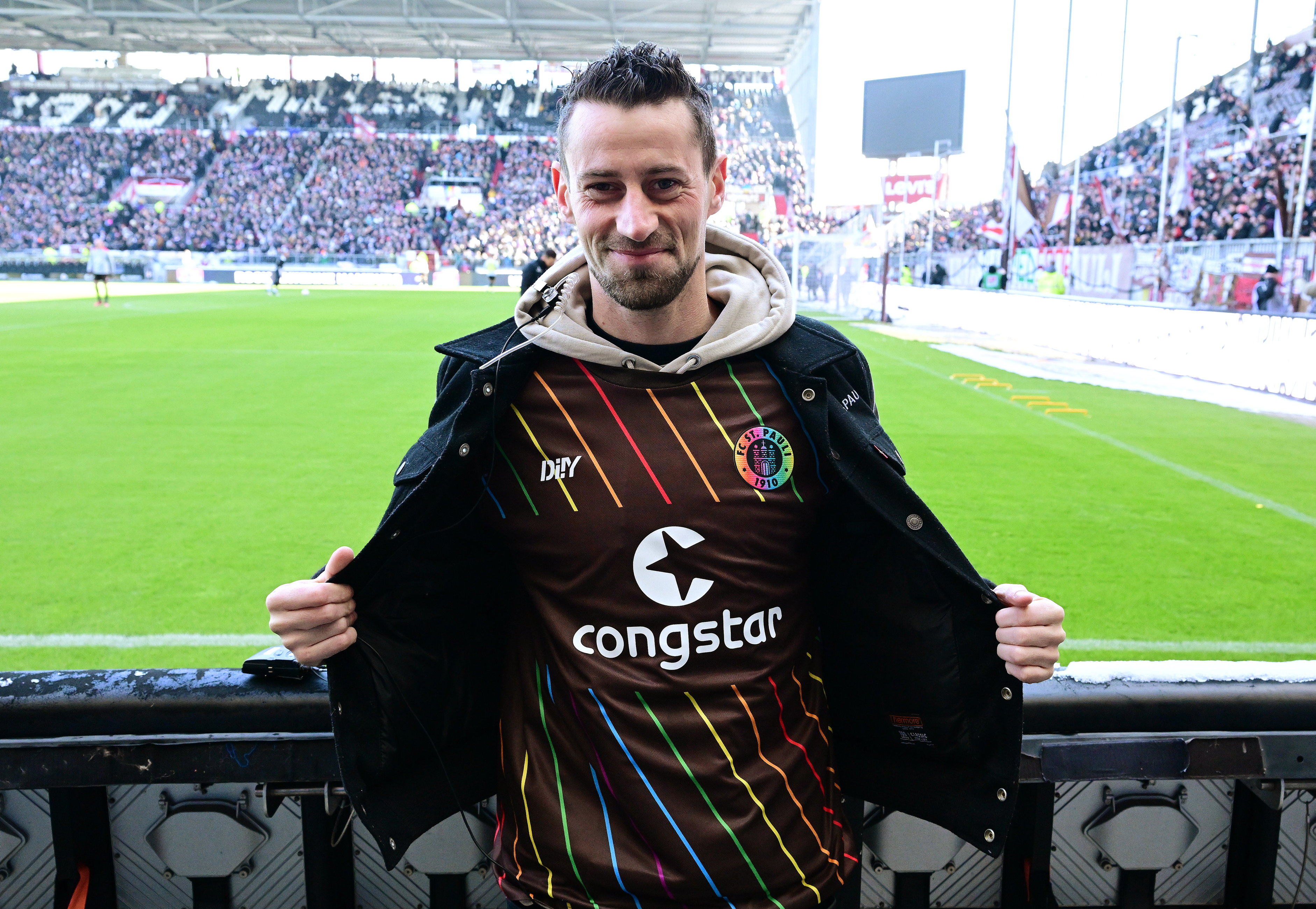 Jan-Philipp Kalla präsentiert das braune Trikot beim Heimspiel gegen Fürth.