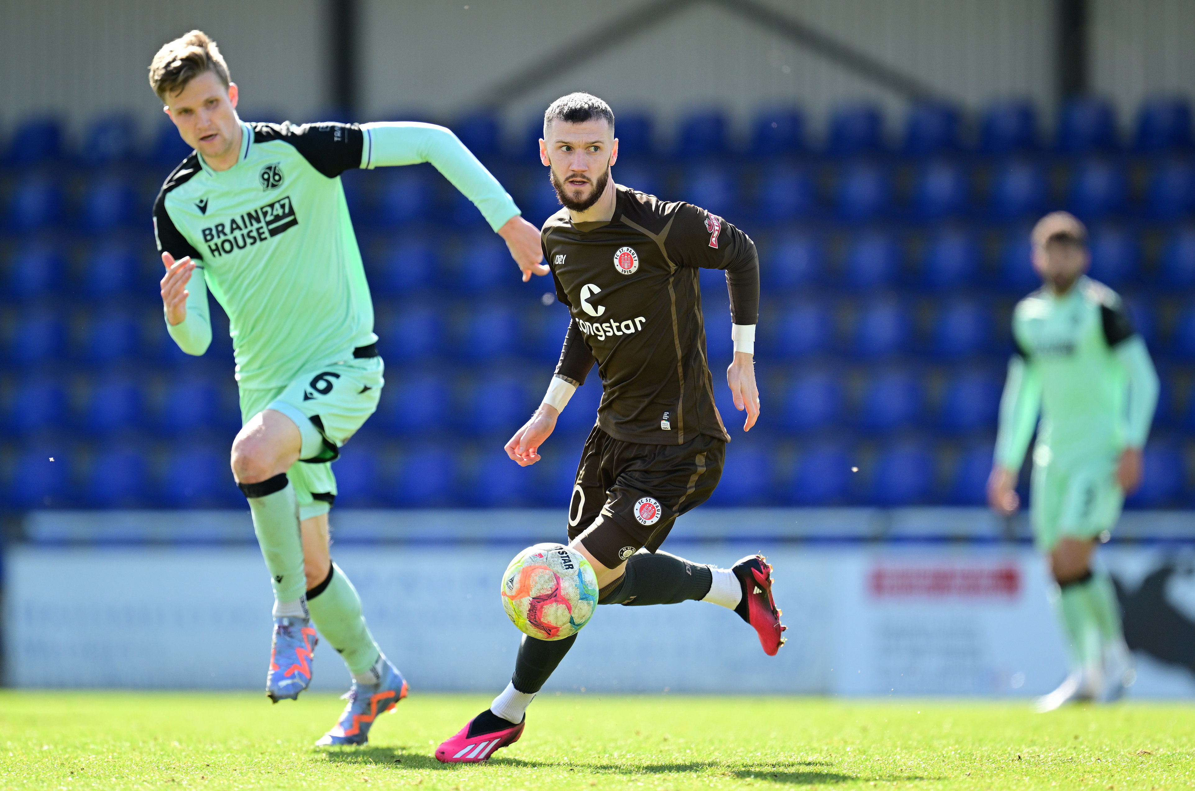 Marcel Hartel came on in the second half of the friendly against Hannover.