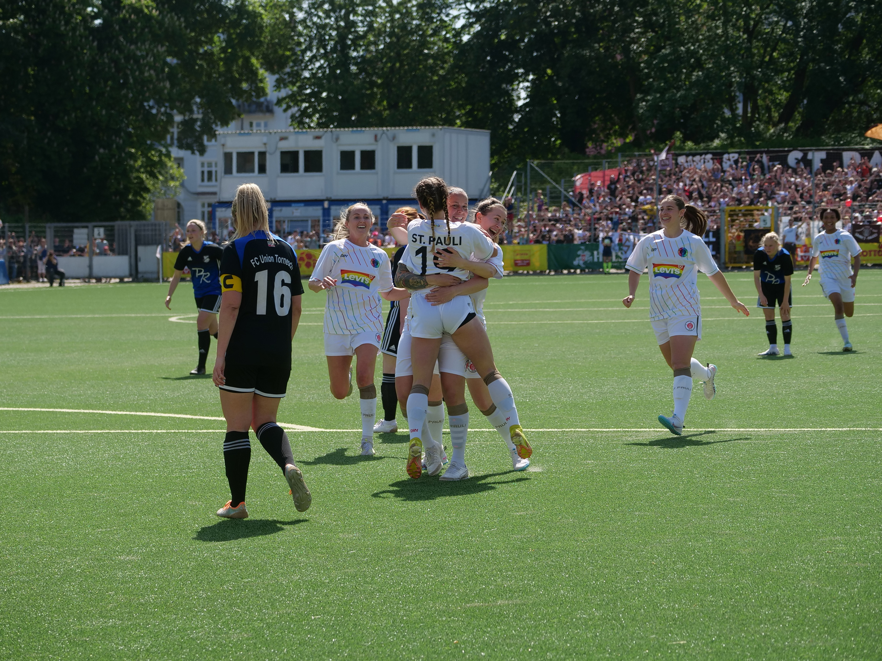 Im Pokalfinale 2023 hatten sich unsere 1. Frauen mit 6:1 gegen Union Tornesch durchgesetzt und erstmals den Pokal gewonnen.Im Pokalfinale 2023 hatten sich unsere 1. Frauen mit 6:1 gegen Union Tornesch durchgesetzt und erstmals den Pokal gewonnen.