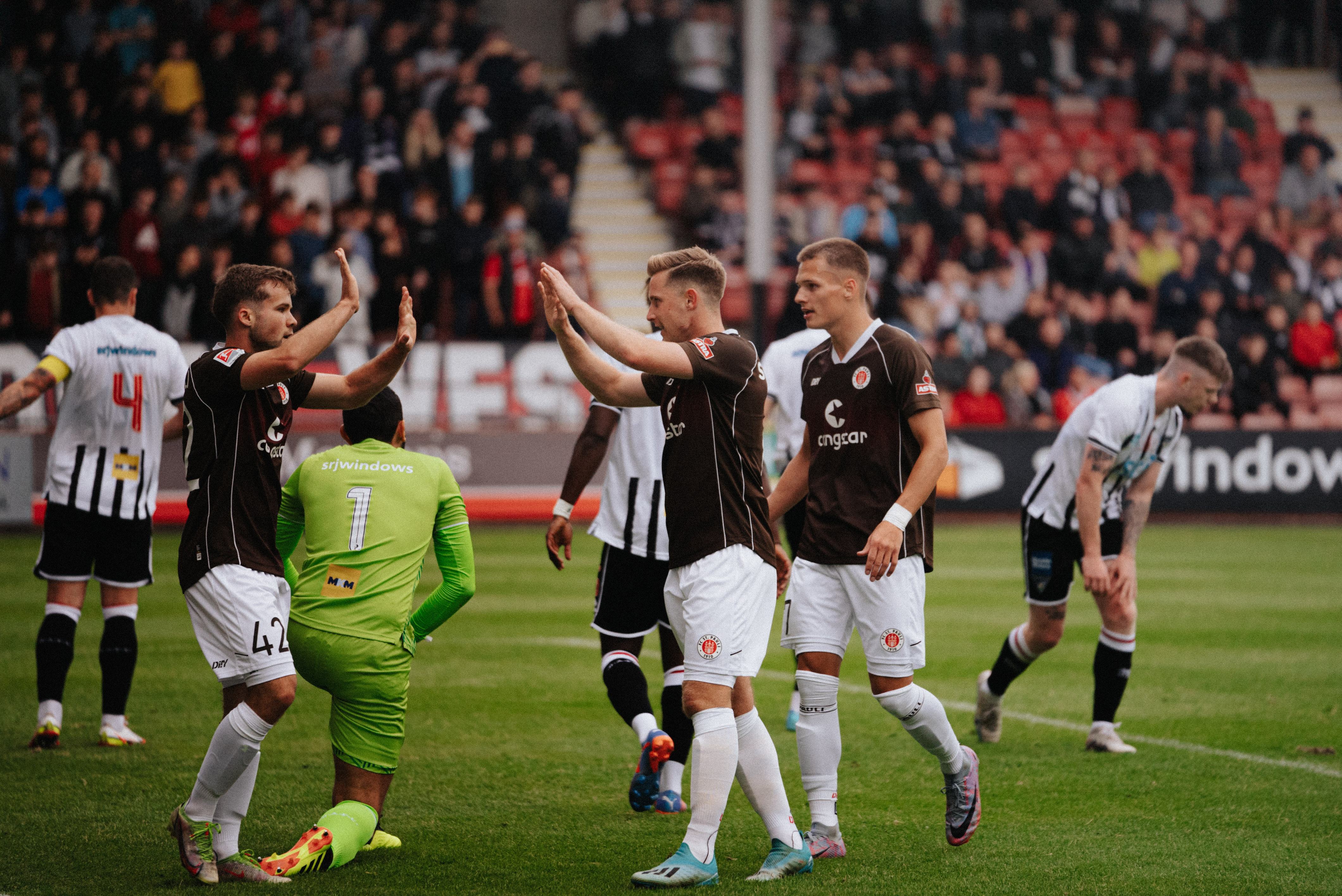 Goalscorer Johannes Eggestein acknowledges the contribution of assist-provider Robin Müller.