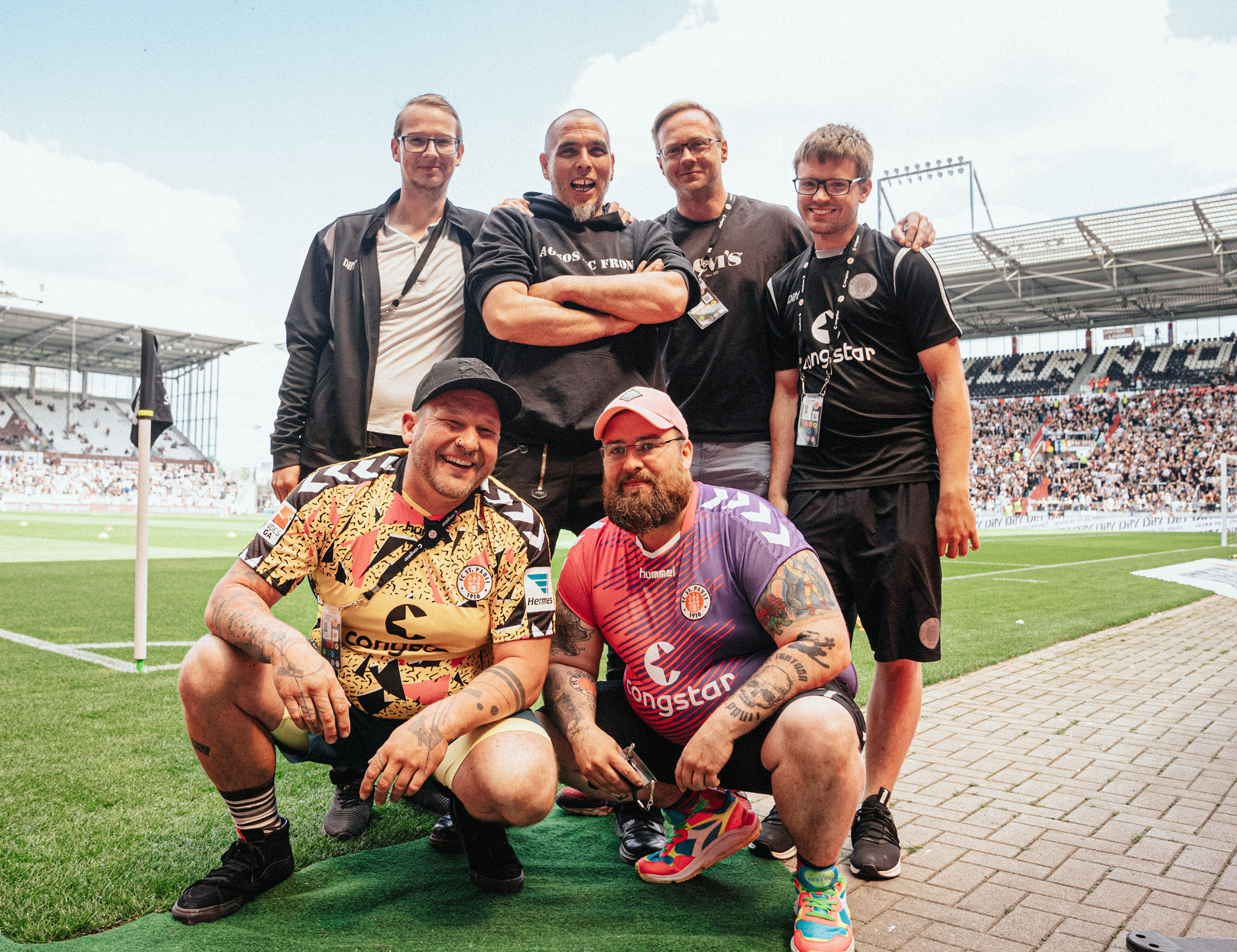 Das sechsköpfige Greenkeeping-Team paosiert am Spielfeldrand des Millerntor-Stadions.