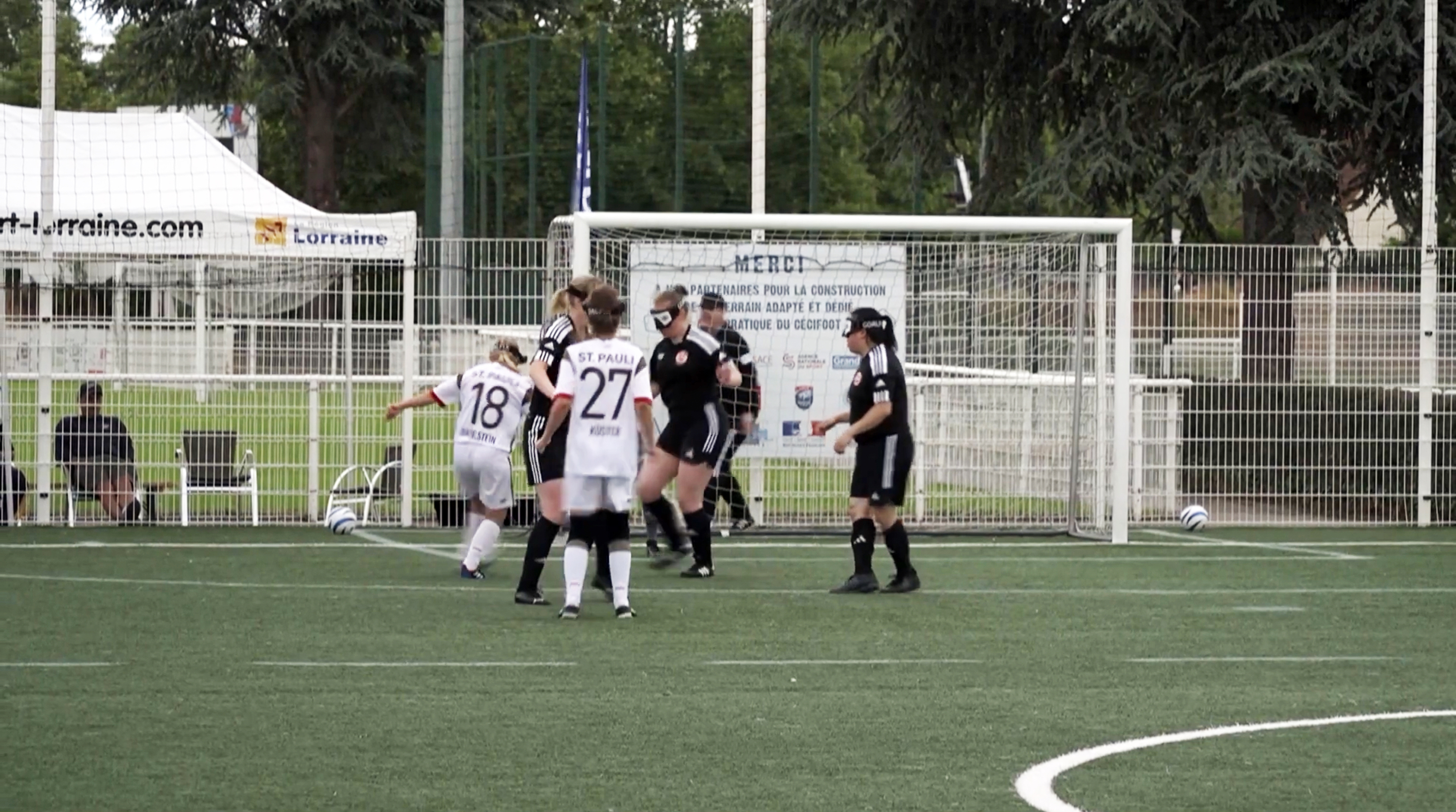 Jenny Dabelstein setzt sich gegen zwei Gegenspielerinnen durch und trifft zum 4:0 gegen Malärhöjdens IK.