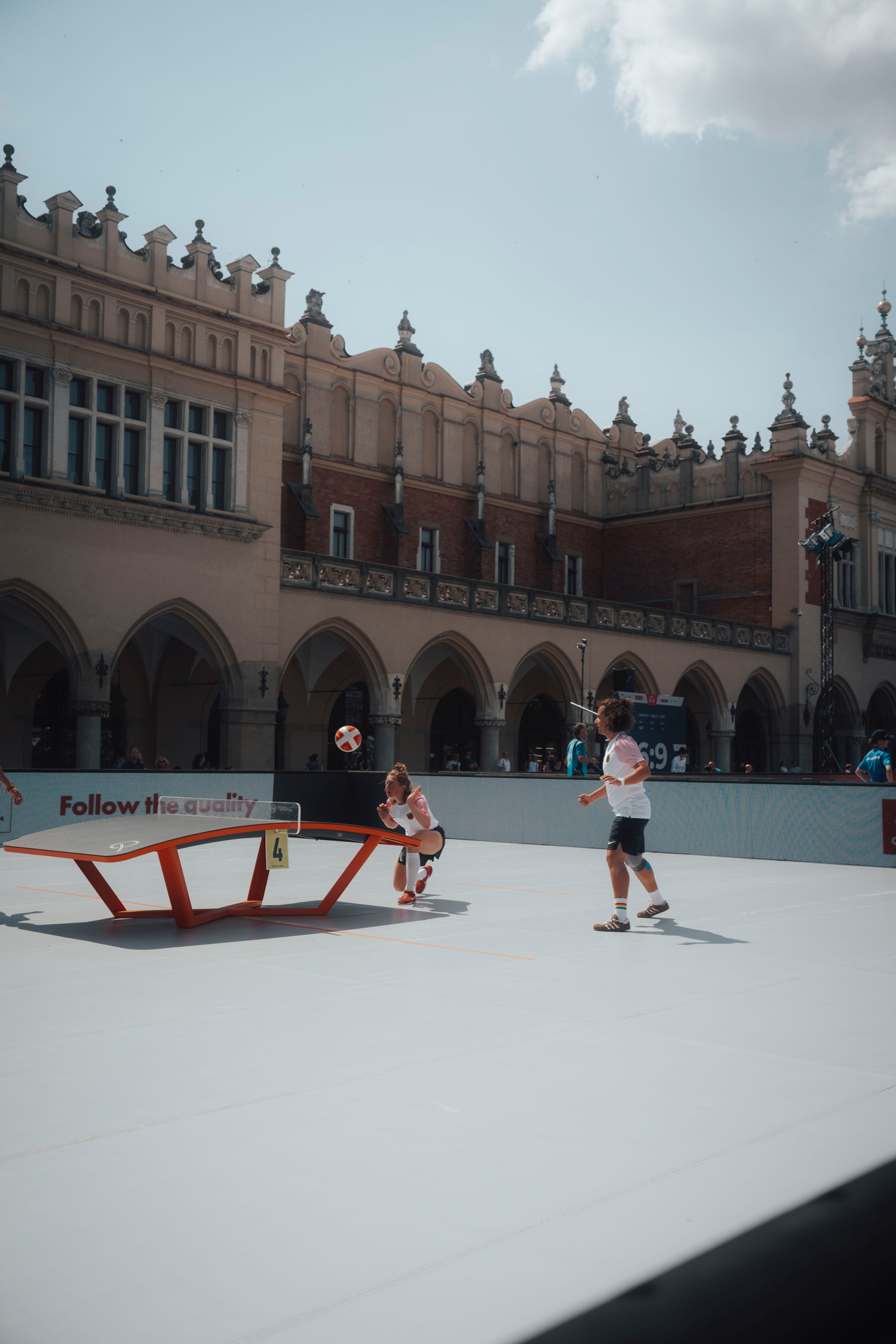 Die Teqball-Spiele fanden auf dem Krakauer Marktplatz statt, hier ist Yannic Stächlin (rechts) mit Stella Glöckner im Mixed-Doppel zu sehen.