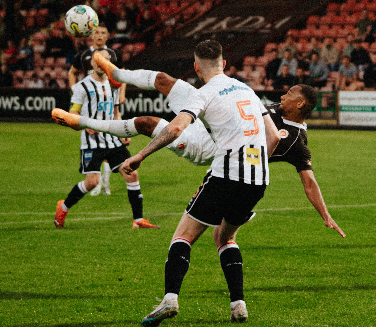 Etienne Amenyido setzt zum Seitfallzieher im Testspiel gegen Dunfermline FC an.