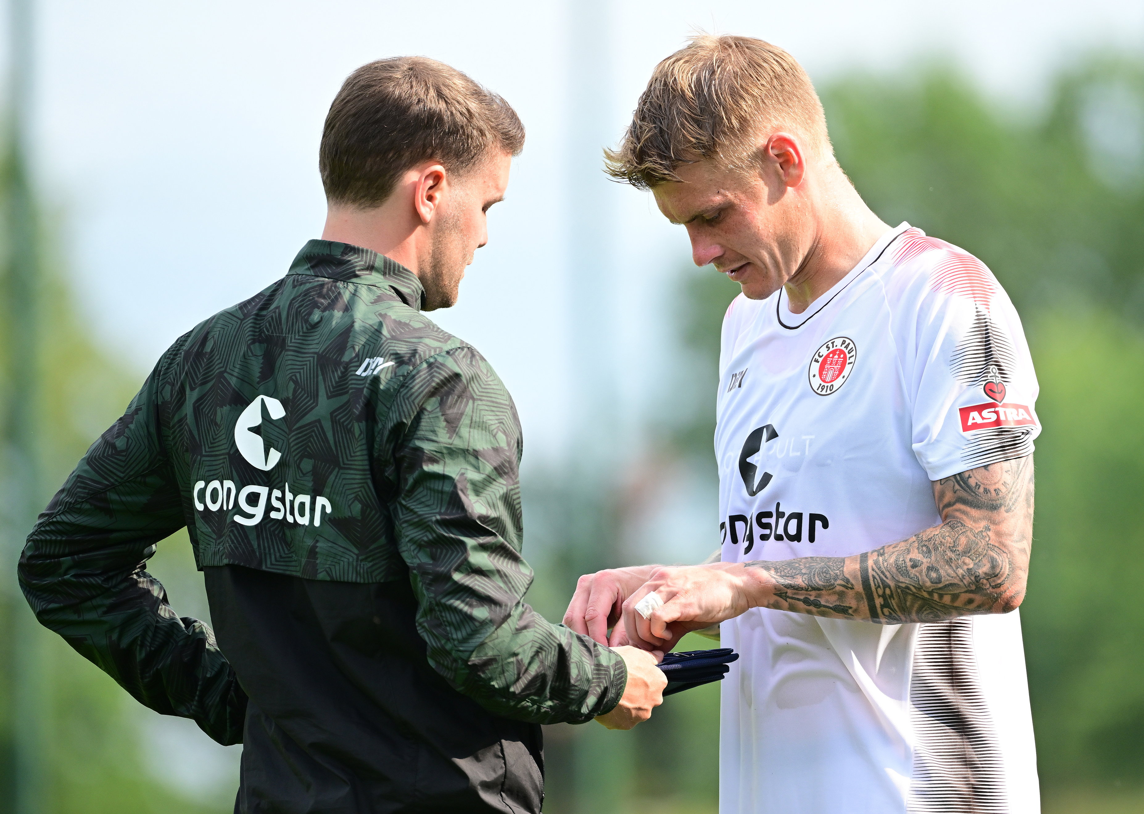 Eric Smith and head coach Fabian Hürzeler take advantage of a break in one of the warm-up games for a quick tactical discussion.