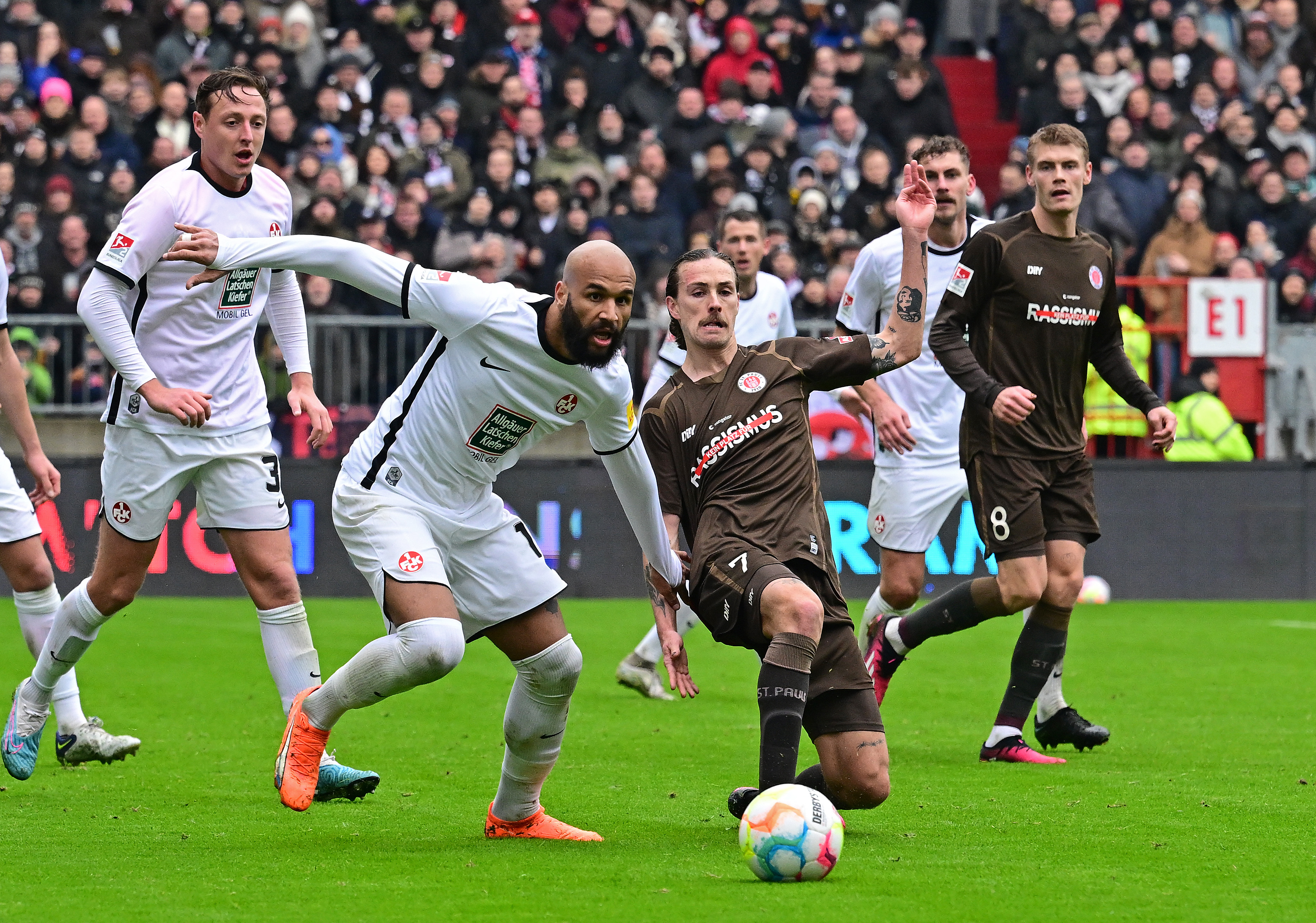 Kaiserslauterns Terrence Boyd im Duell mit FCSP-Kapitän Jackson Irvine.