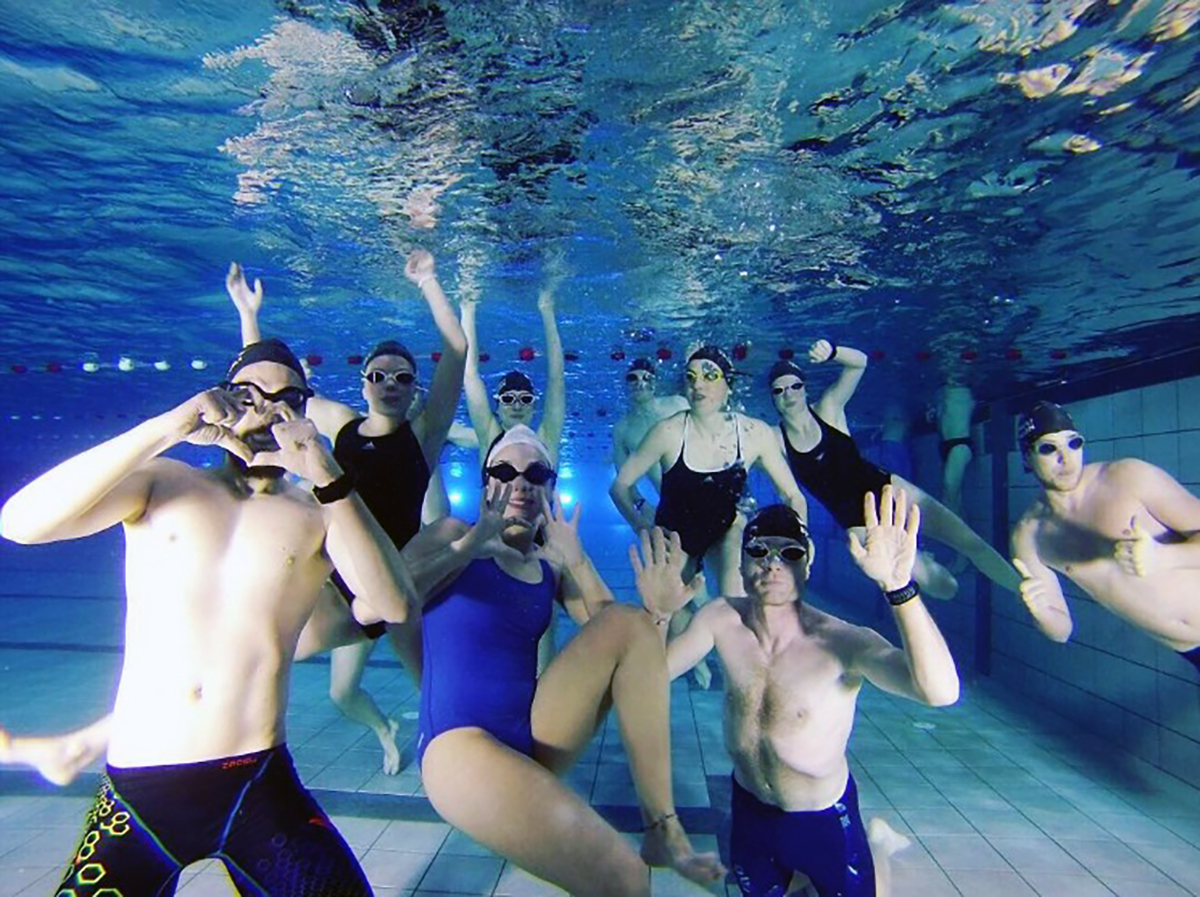 Herzliche Grüße aus dem Trainingsbecken von unseren TriathletInnen!