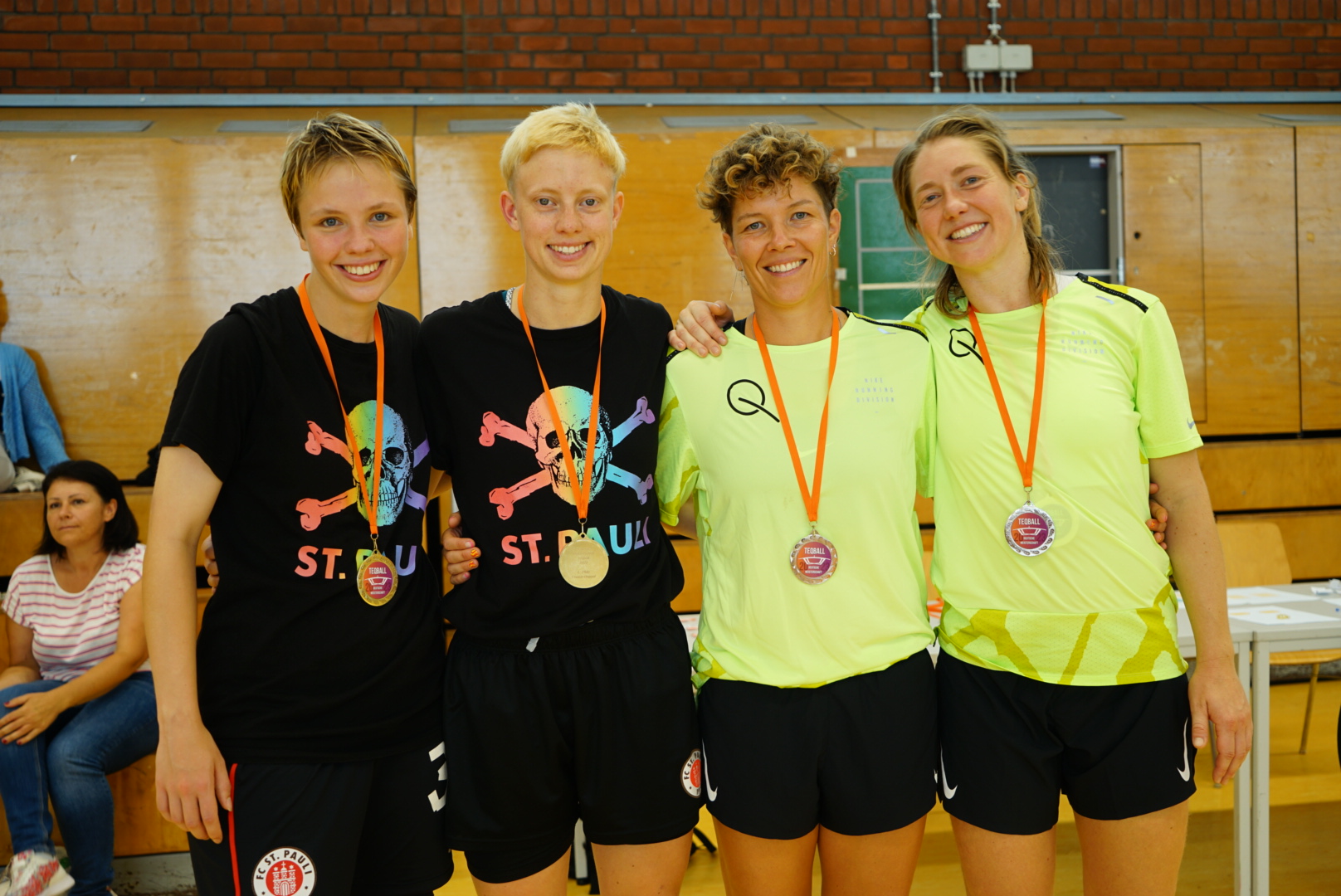 Daytona Hansen (li.) und Nelly Wilke (2.v.li.) feierten im Frauen-Doppel den Meistertitel.